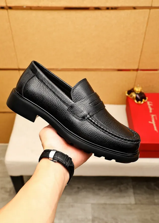 Salvatore Ferragamo काला पीब्ल्ड लेदर पेनी लोफर्स 4