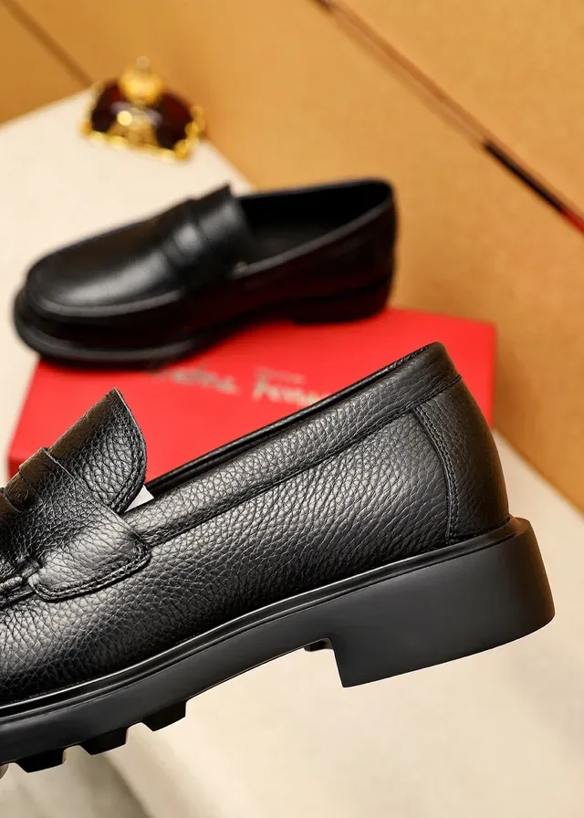 Salvatore Ferragamo काला पीब्ल्ड लेदर पेनी लोफर्स 7