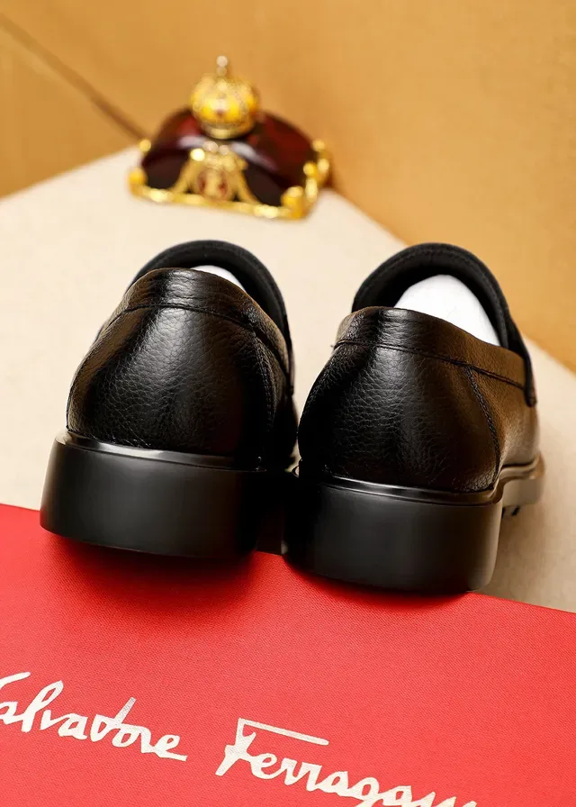 Salvatore Ferragamo काला पीब्ल्ड लेदर पेनी लोफर्स 8
