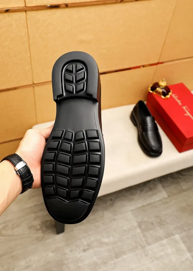Salvatore Ferragamo काला पीब्ल्ड लेदर पेनी लोफर्स 9