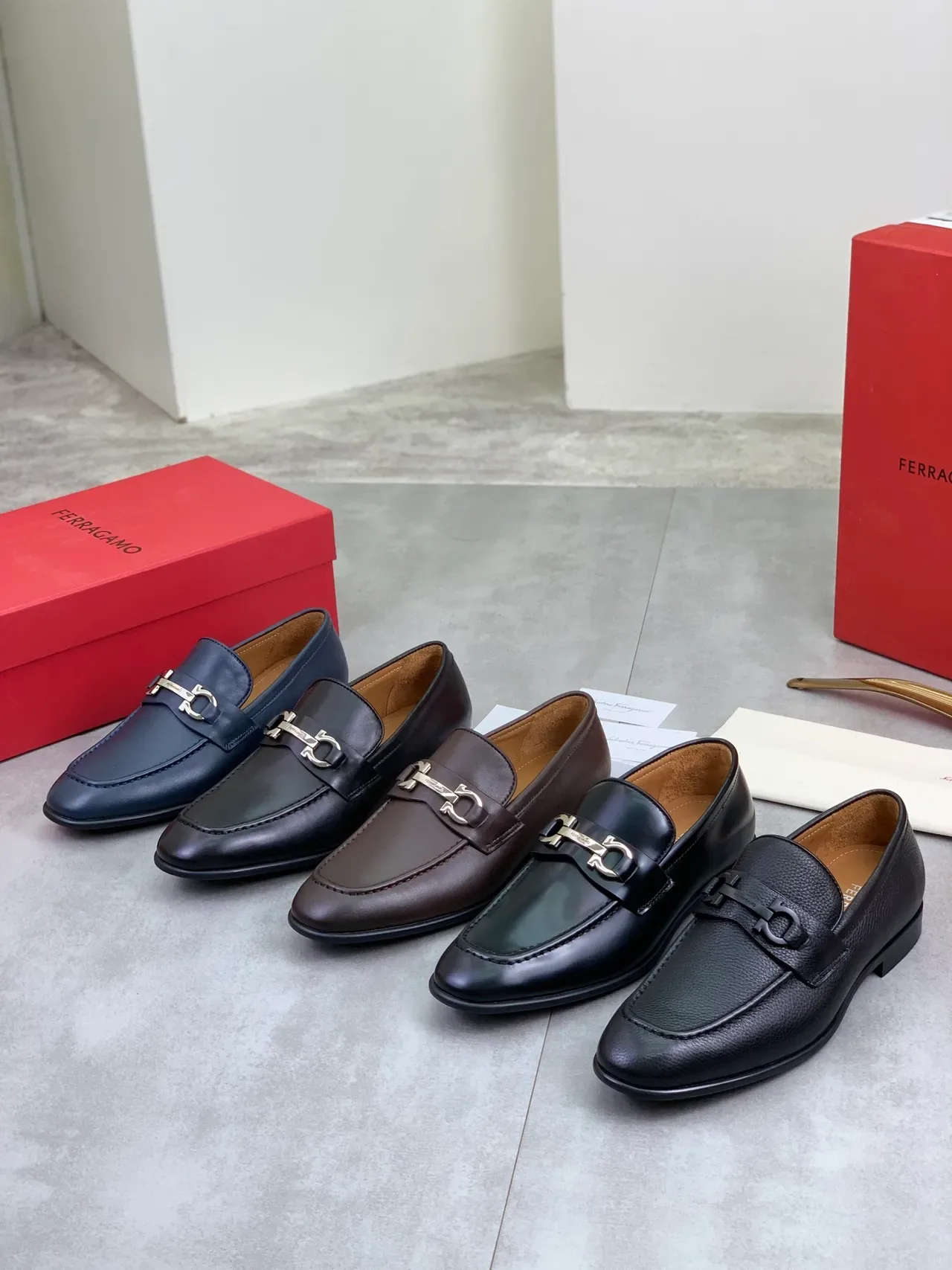 Salvatore Ferragamo Gancini Loafer أزرق بحري جلد لافر 2