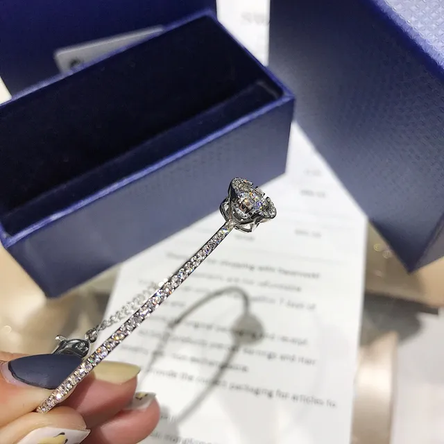 Swarovski রূপালি নেভি Pavé-Crystal ব্যাঙ্গল কেন্দ্রীয় ফুল-ইনস্পায়ার্ড মোটিফ ব্রেসলেট 4