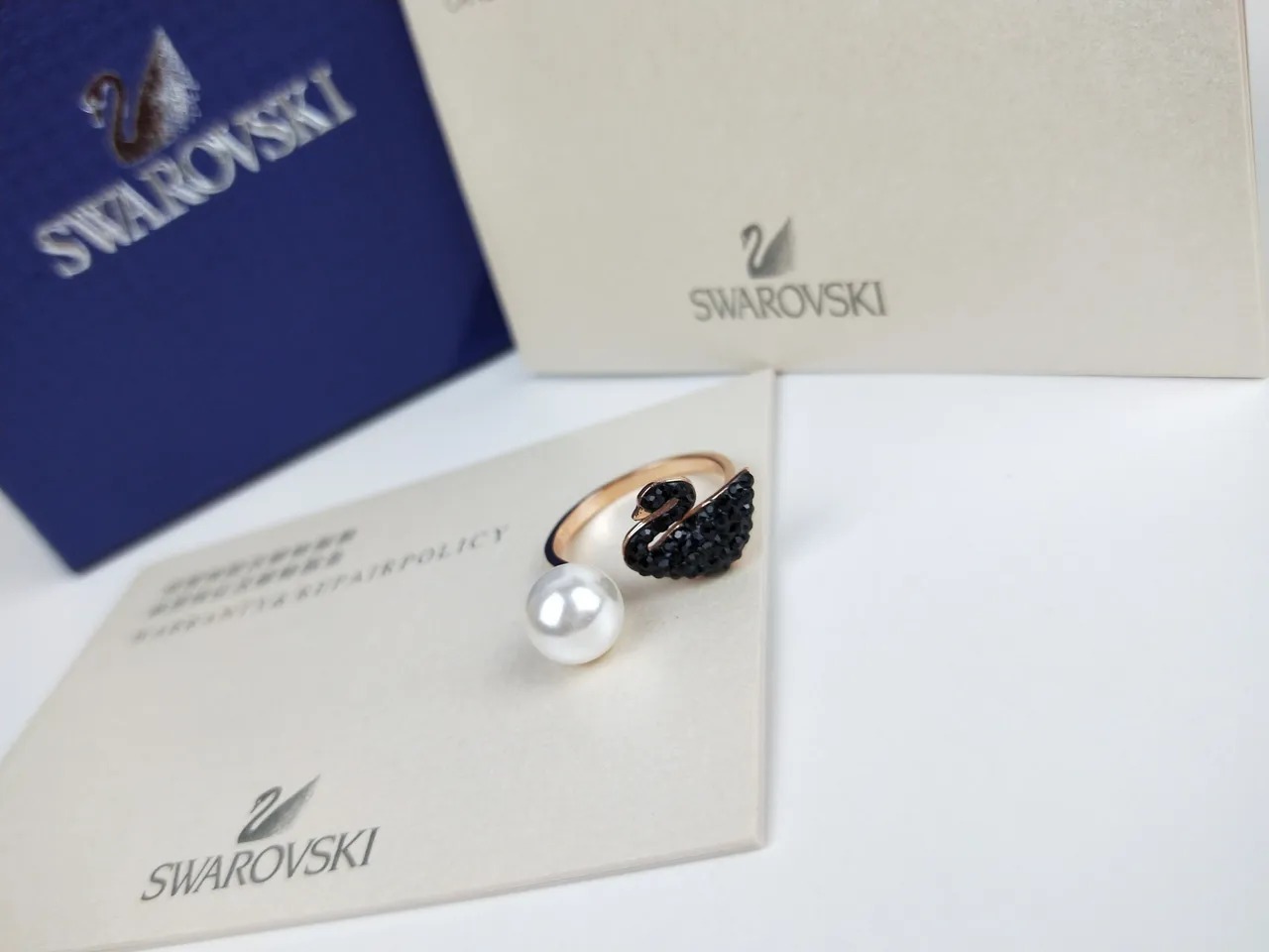 Swarovski Swan خاتم كريستال أسود ولؤلؤ 2