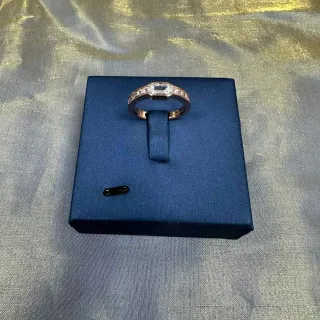 Tiffany & Co. ब्लू गोल्ड इमरल्ड-कट सेंटर स्टोन पावे-सेट शोल्डर्स रिंग