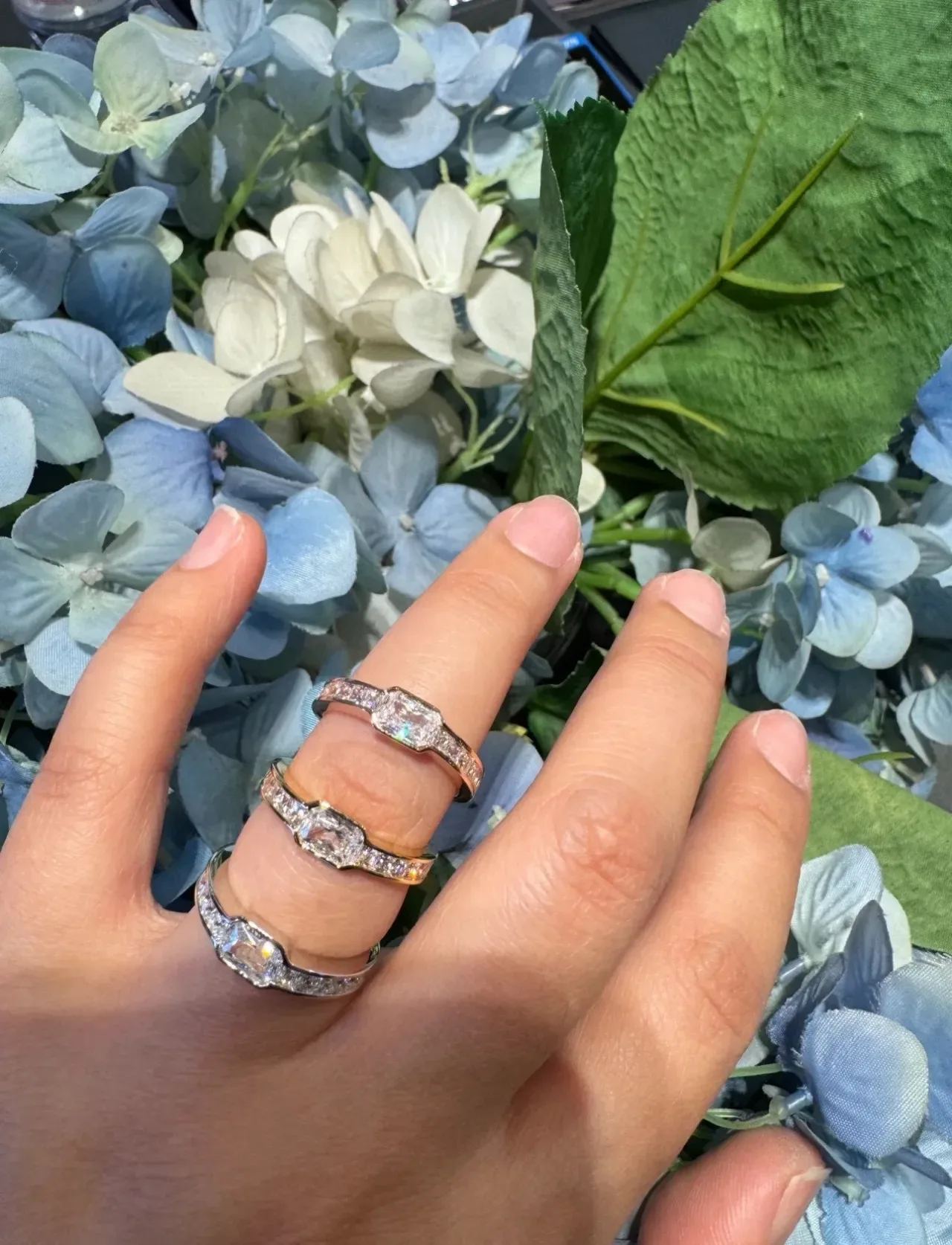 Tiffany & Co. ব্লু গোল্ড ইমারল্ড-কাট সেন্টার স্টোন পাভে-সেট শোল্ডার্স রিং 3
