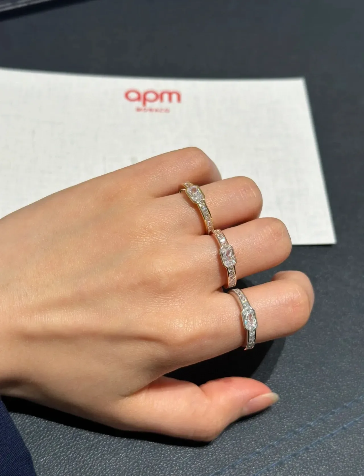Tiffany & Co. ব্লু গোল্ড ইমারল্ড-কাট সেন্টার স্টোন পাভে-সেট শোল্ডার্স রিং 4
