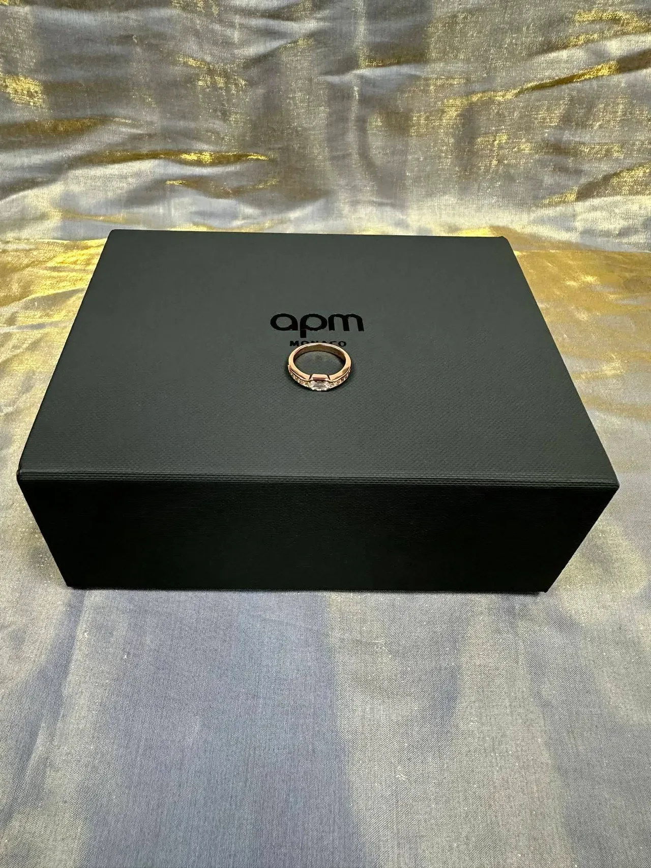 Tiffany & Co. ব্লু গোল্ড ইমারল্ড-কাট সেন্টার স্টোন পাভে-সেট শোল্ডার্স রিং 5
