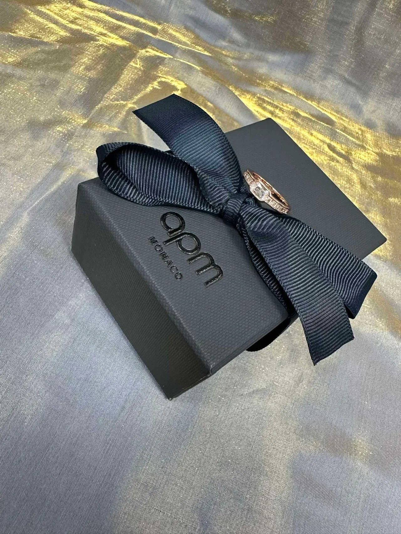 Tiffany & Co. ব্লু গোল্ড ইমারল্ড-কাট সেন্টার স্টোন পাভে-সেট শোল্ডার্স রিং 6