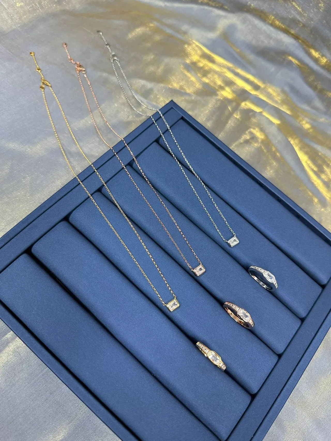 Tiffany & Co. ব্লু গোল্ড ইমারল্ড-কাট সেন্টার স্টোন পাভে-সেট শোল্ডার্স রিং 7