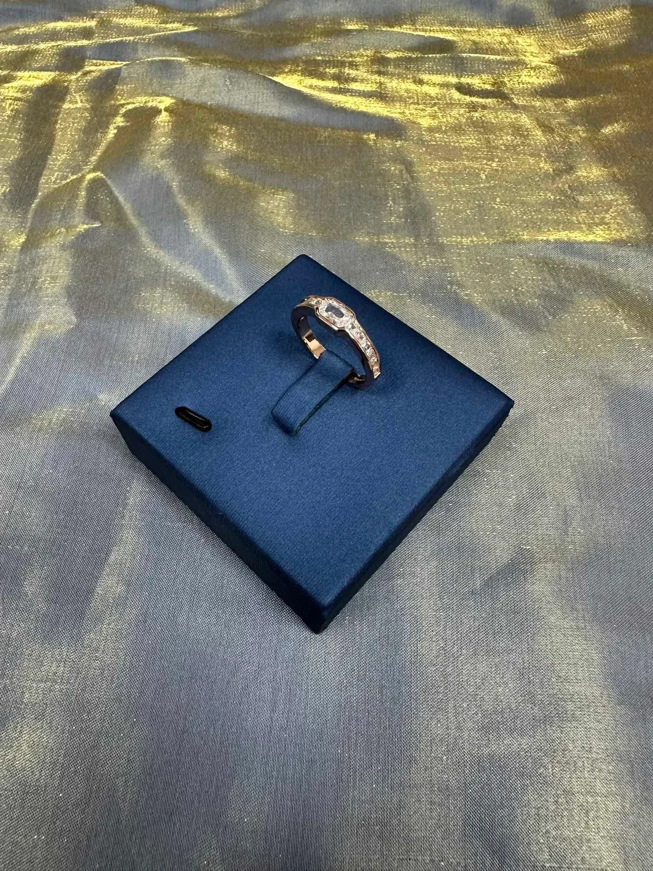 Tiffany & Co. ব্লু গোল্ড ইমারল্ড-কাট সেন্টার স্টোন পাভে-সেট শোল্ডার্স রিং 8