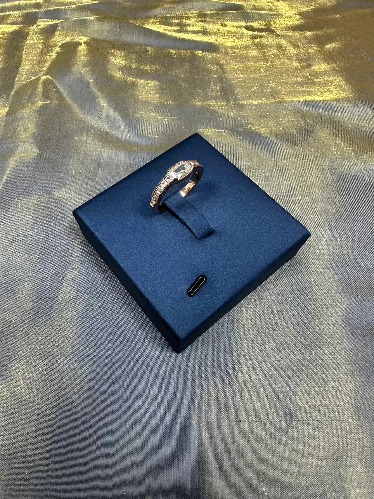 Tiffany & Co. ব্লু গোল্ড ইমারল্ড-কাট সেন্টার স্টোন পাভে-সেট শোল্ডার্স রিং 9