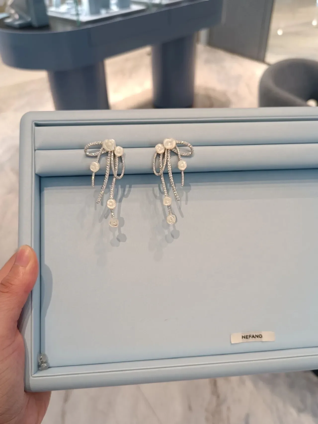 Tiffany & Co. أقراط بنقشة قوس Pavé-Set زهور منحوتة متعددة القطرات 4