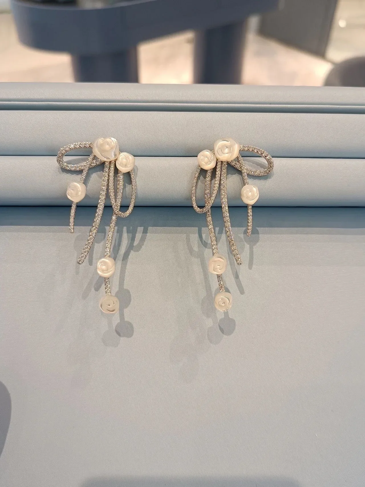 Tiffany & Co. أقراط بنقشة قوس Pavé-Set زهور منحوتة متعددة القطرات 5