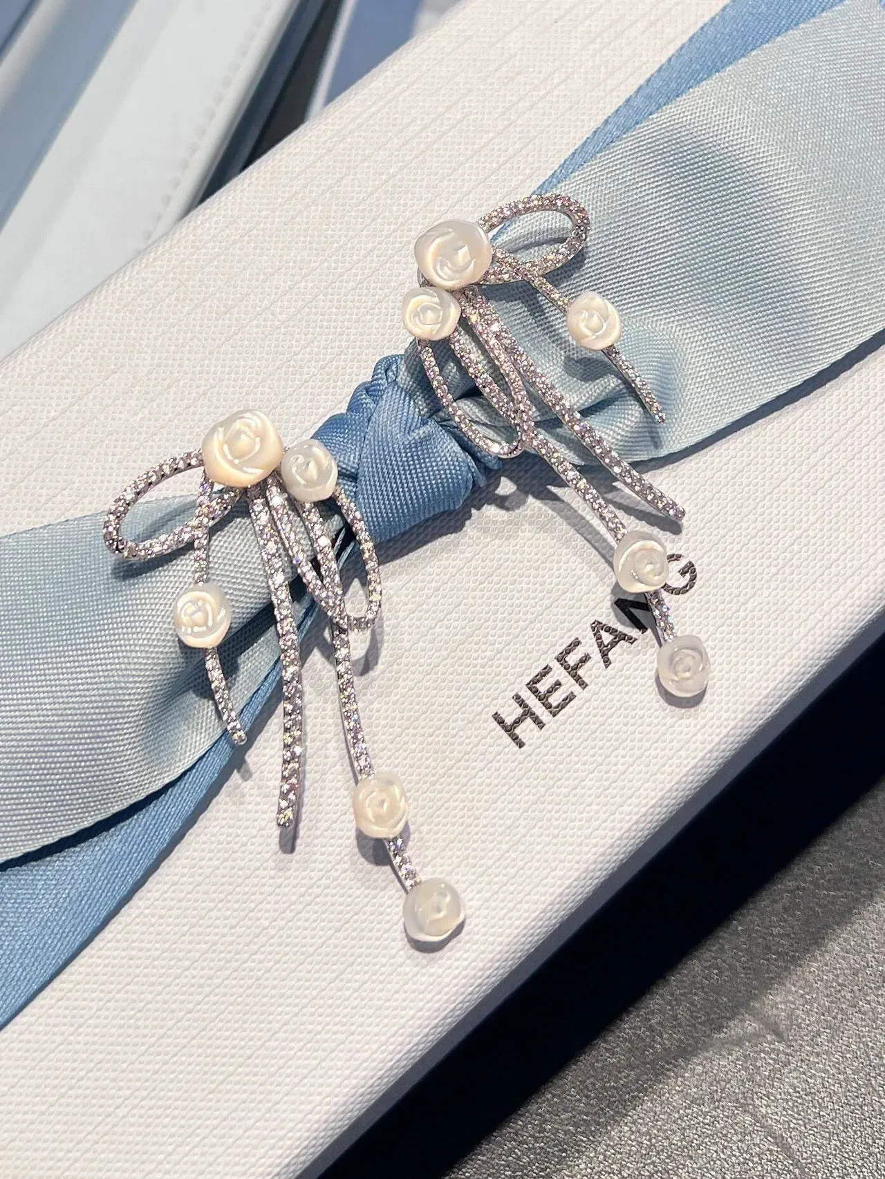 Tiffany & Co. أقراط بنقشة قوس Pavé-Set زهور منحوتة متعددة القطرات 6
