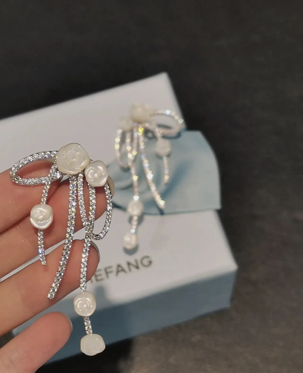 Tiffany & Co. أقراط بنقشة قوس Pavé-Set زهور منحوتة متعددة القطرات 7