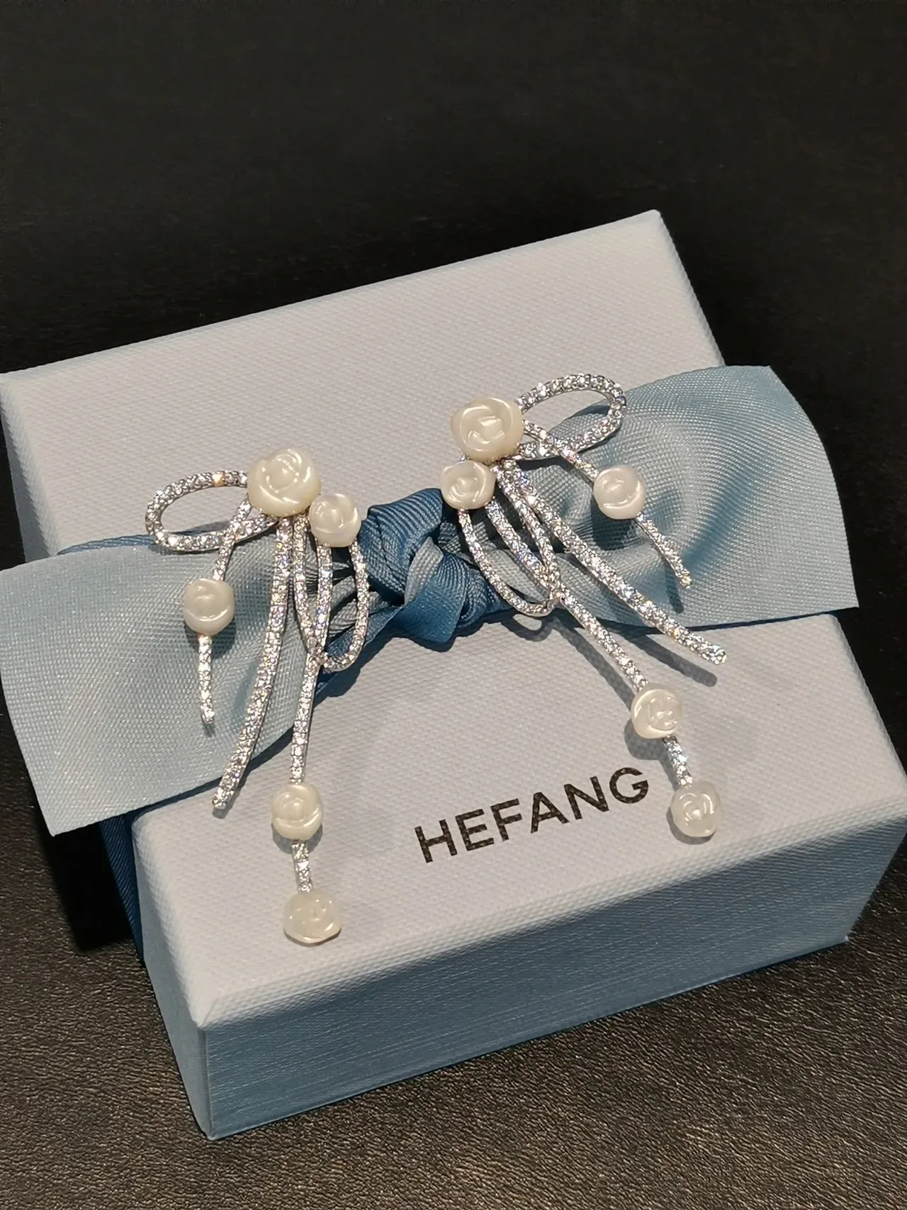 Tiffany & Co. أقراط بنقشة قوس Pavé-Set زهور منحوتة متعددة القطرات 8