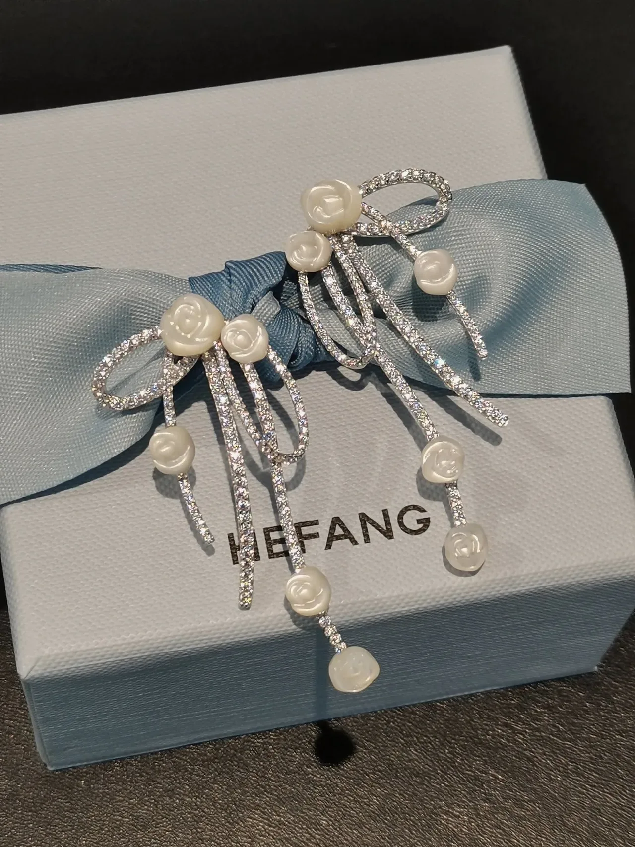 Tiffany & Co. أقراط بنقشة قوس Pavé-Set زهور منحوتة متعددة القطرات 9