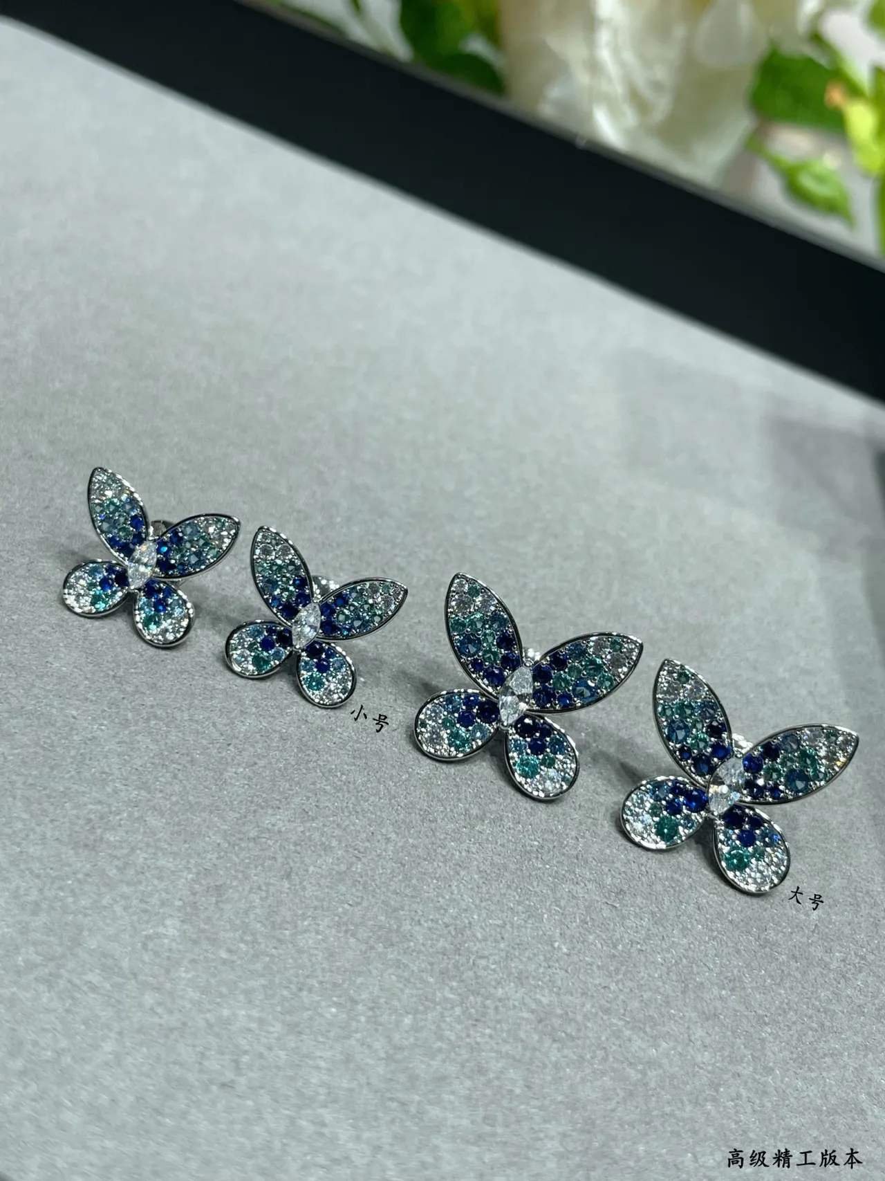 Tiffany & Co. तितली Pavé नीला और सफेद स्टड इयररिंग्स 2
