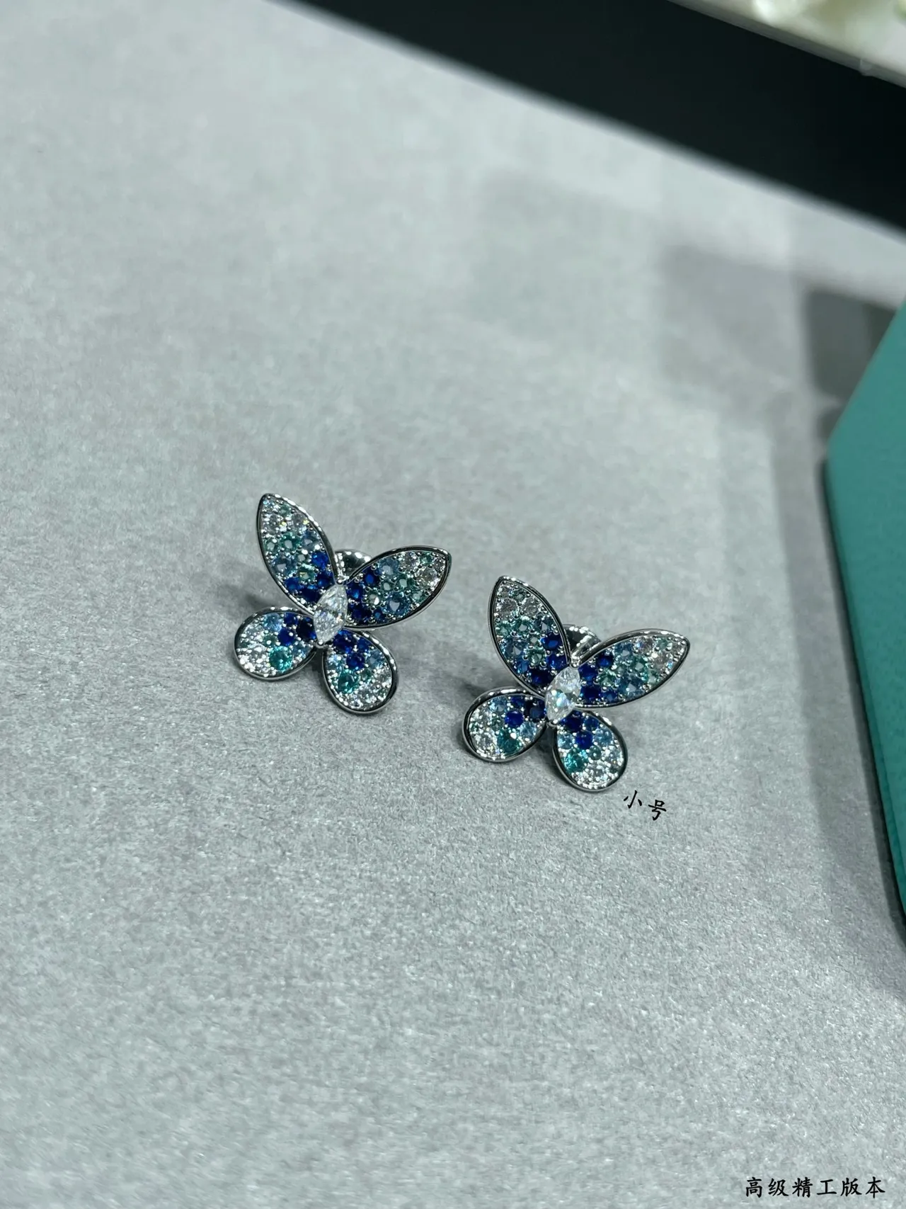 Tiffany & Co. तितली Pavé नीला और सफेद स्टड इयररिंग्स 4