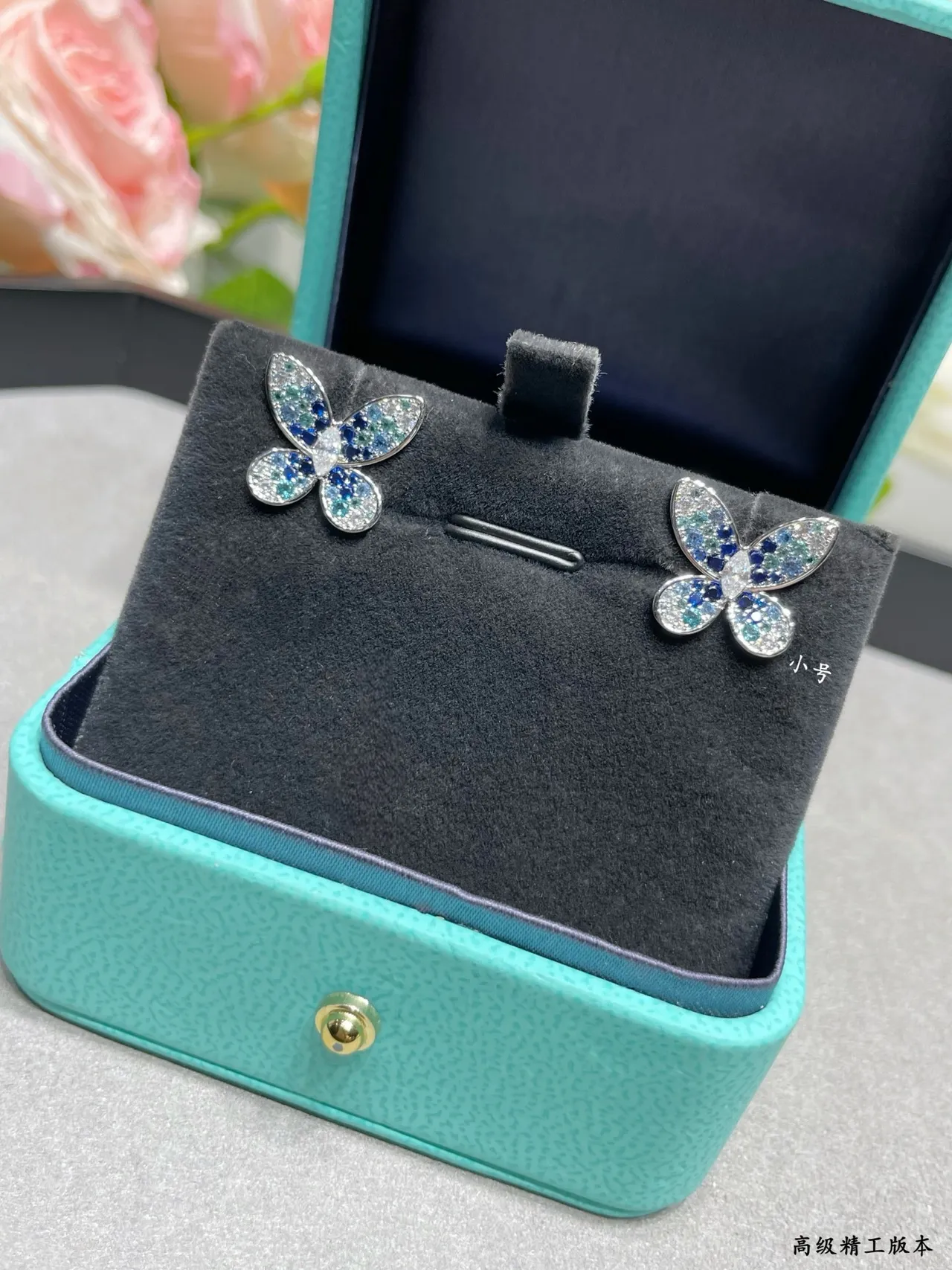 Tiffany & Co. तितली Pavé नीला और सफेद स्टड इयररिंग्स 8