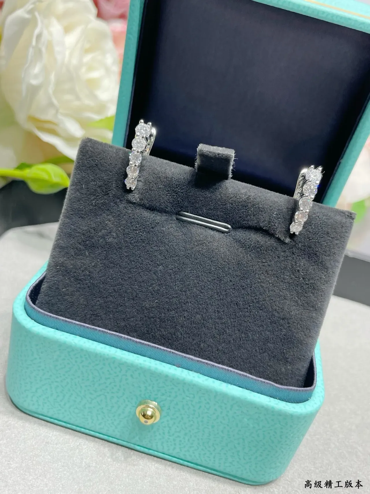 Tiffany & Co. 钻石镶嵌圈耳环 2