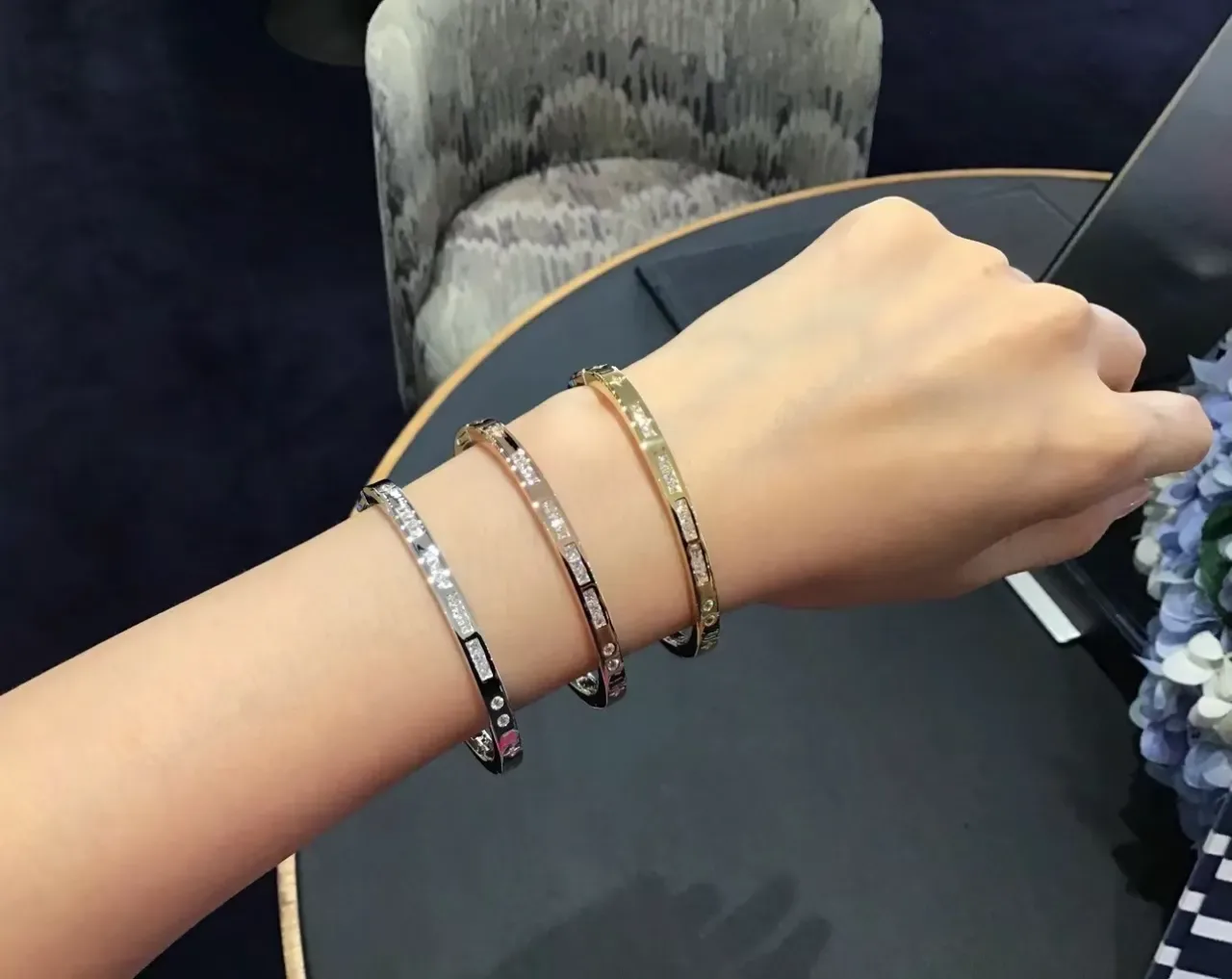 Tiffany & Co. Bracelet Bangle à Charnière en Or et Argent Bicolore 3