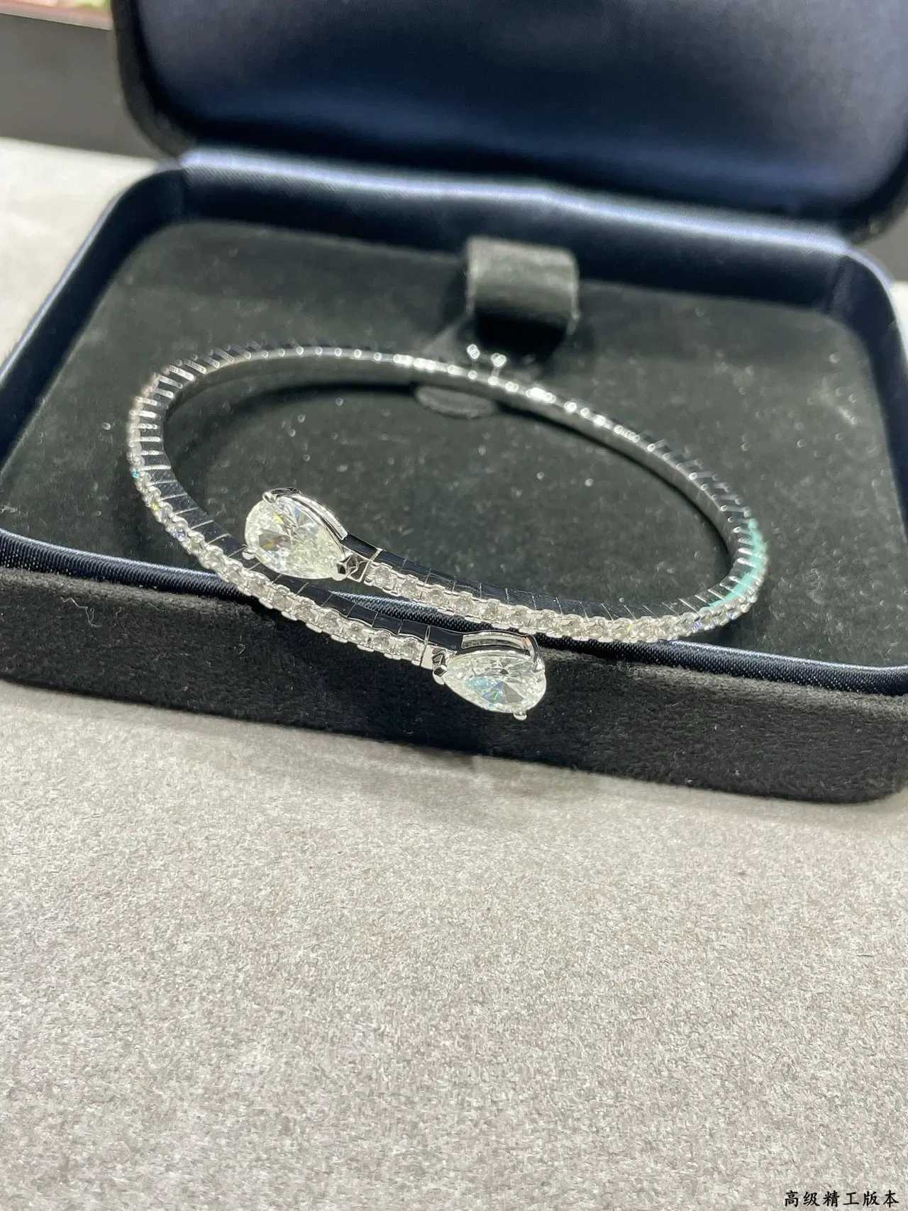 Tiffany & Co. Bracelete Inspirado em Serpente com Pavé e Corte Pear 3