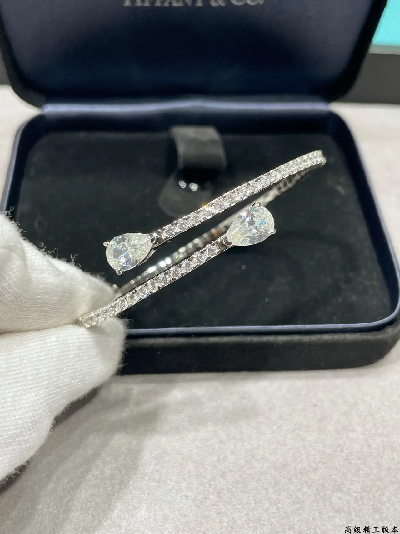Tiffany & Co. Bracelete Inspirado em Serpente com Pavé e Corte Pear 4