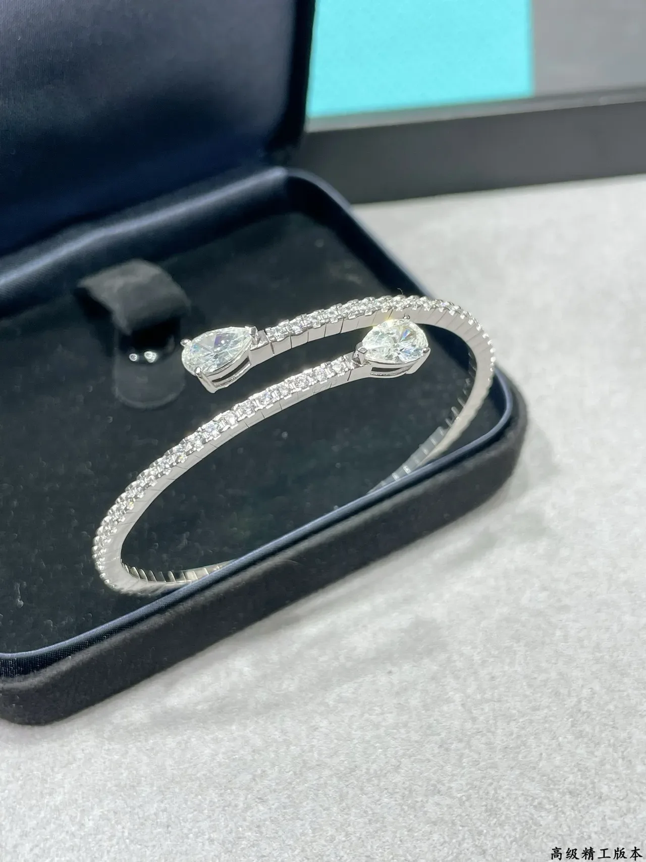 Tiffany & Co. Bracelete Inspirado em Serpente com Pavé e Corte Pear 5