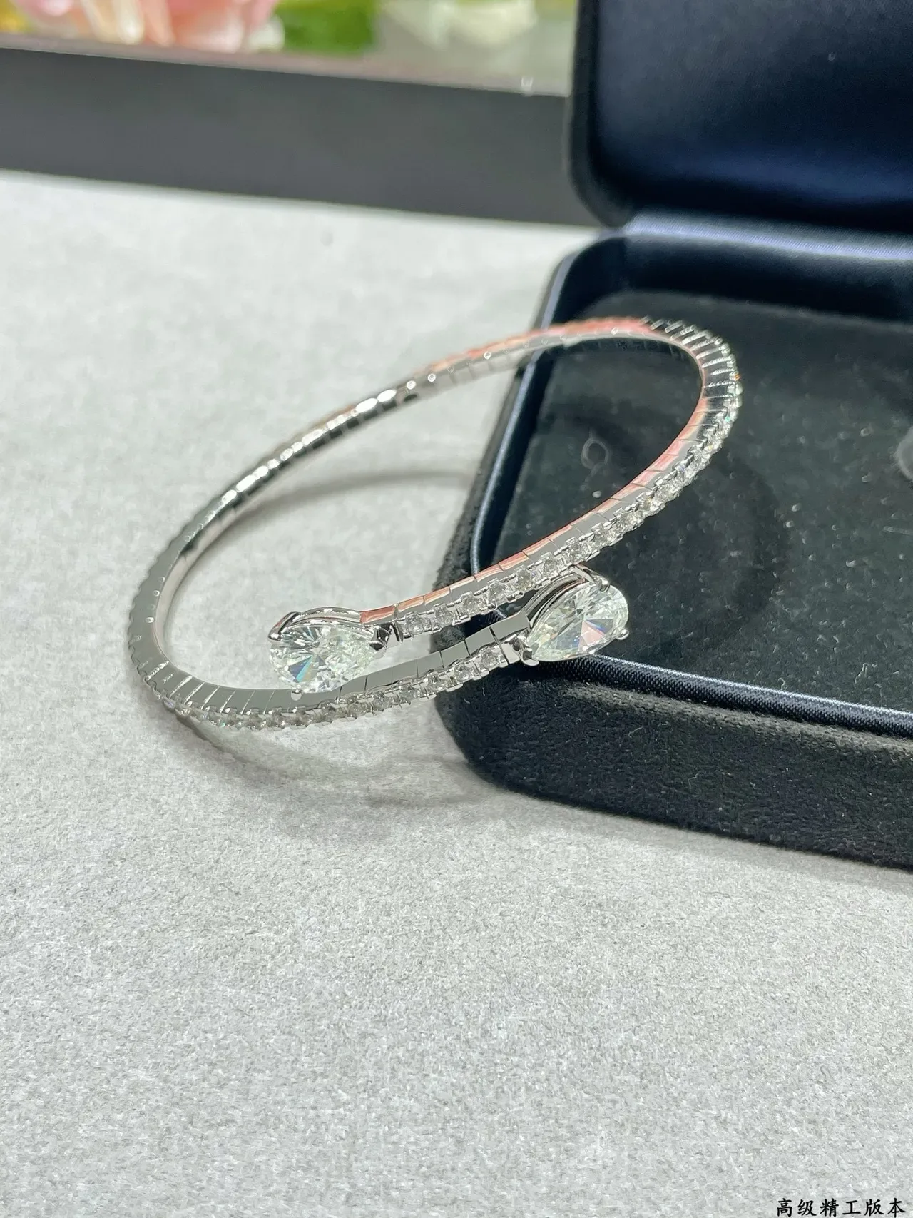 Tiffany & Co. Bracelete Inspirado em Serpente com Pavé e Corte Pear 6