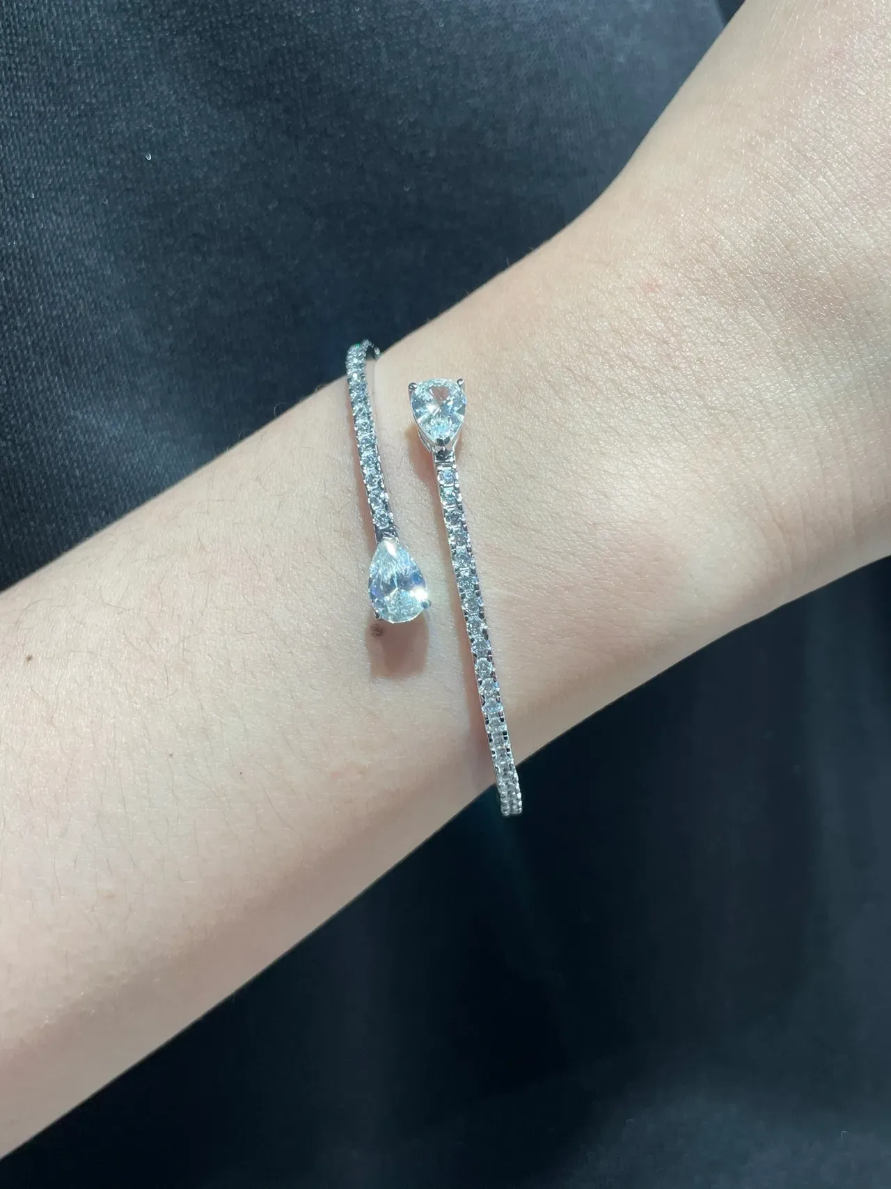 Tiffany & Co. Bracelete Inspirado em Serpente com Pavé e Corte Pear 9