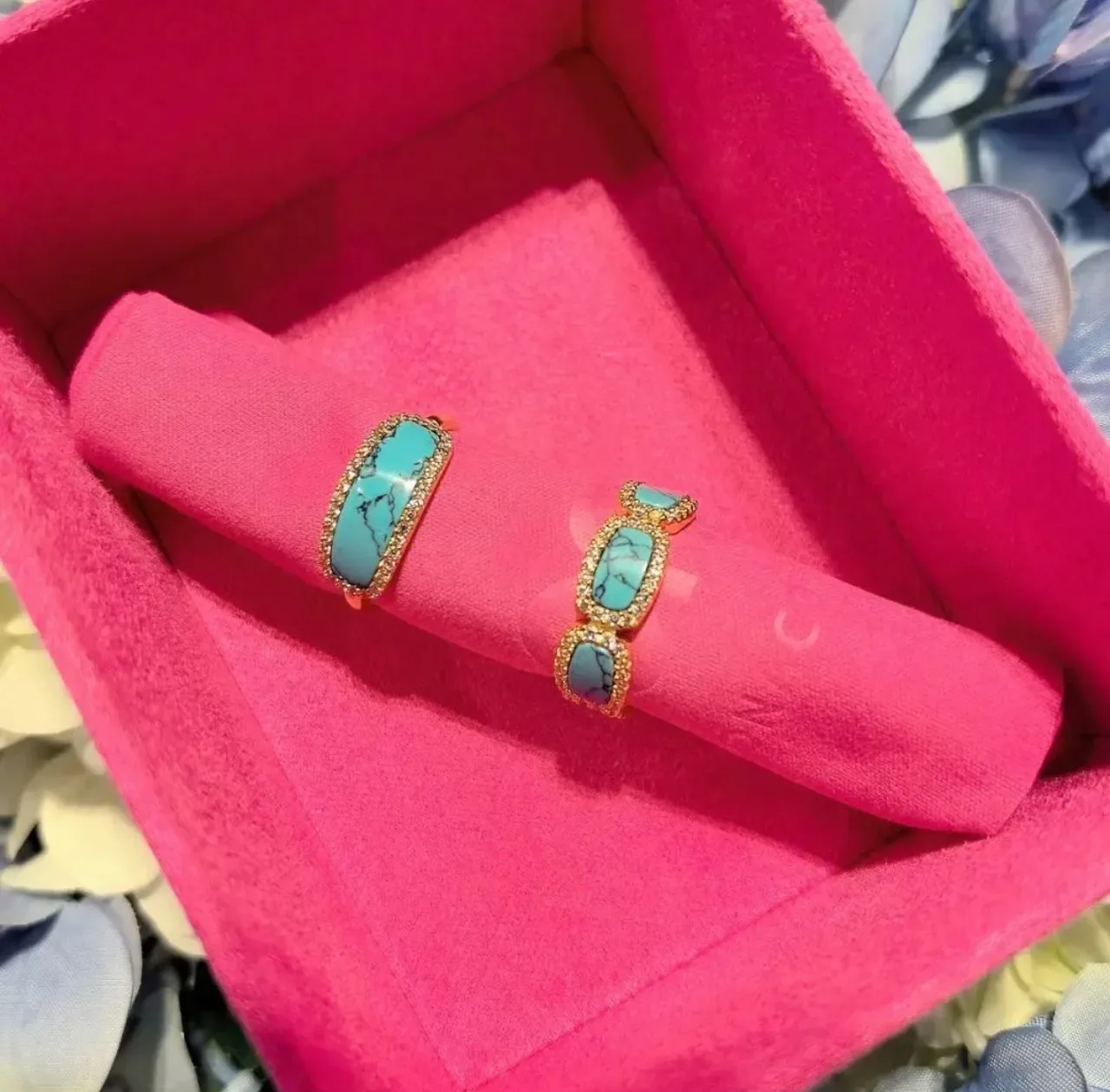 Tiffany & Co. तीन पत्थर टर्क्वॉइस कबोचोन गोल्ड टोन रिंग 2