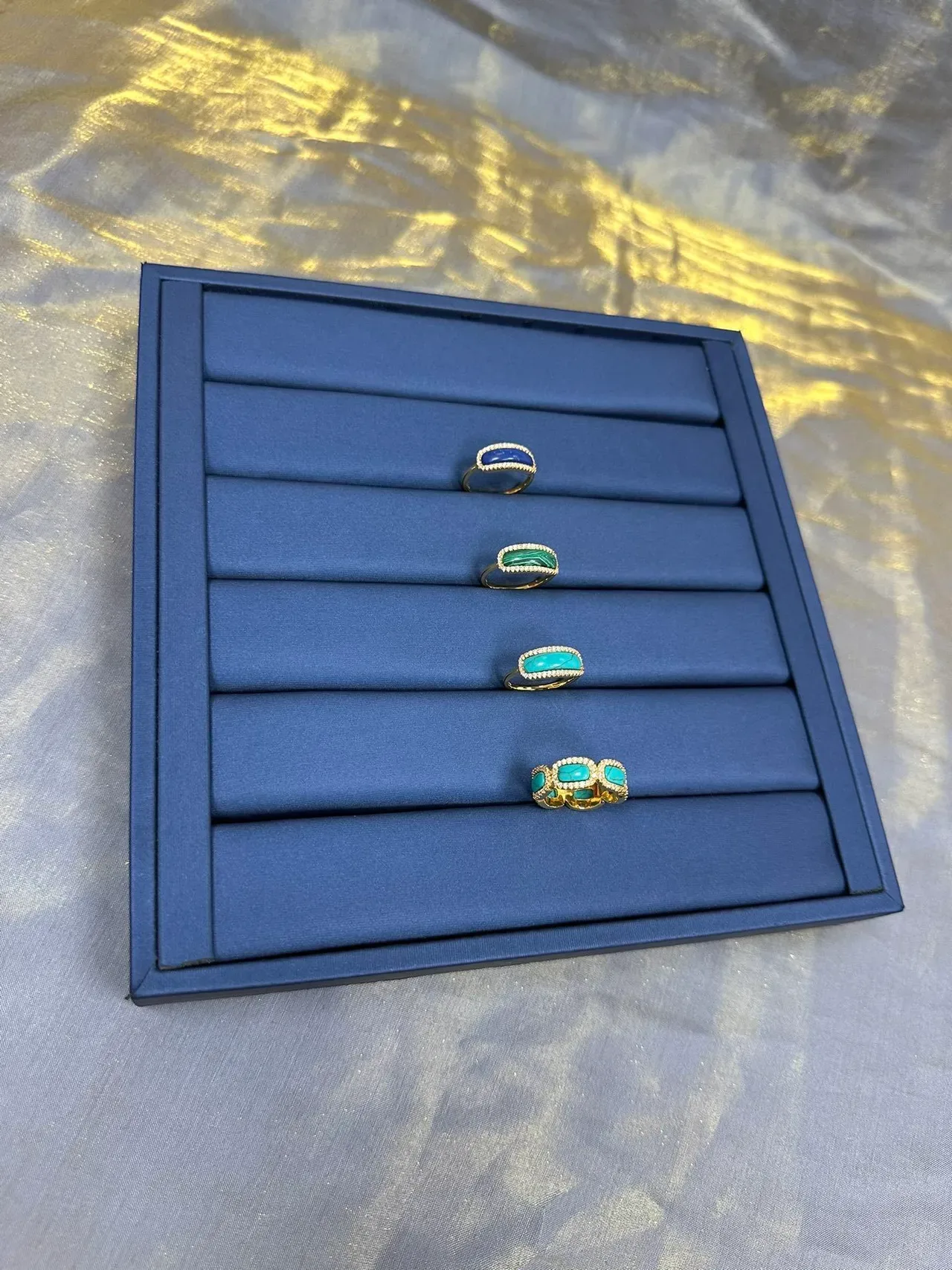 Tiffany & Co. तीन पत्थर टर्क्वॉइस कबोचोन गोल्ड टोन रिंग 5