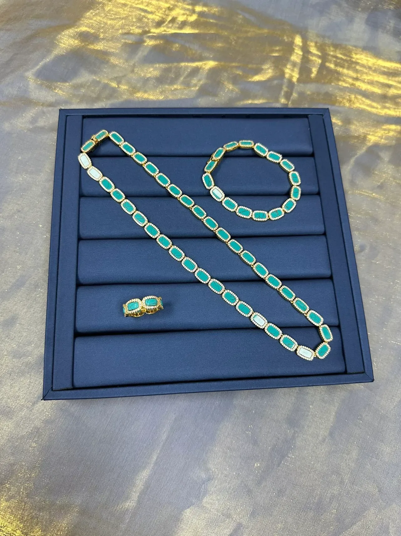 Tiffany & Co. तीन पत्थर टर्क्वॉइस कबोचोन गोल्ड टोन रिंग 8