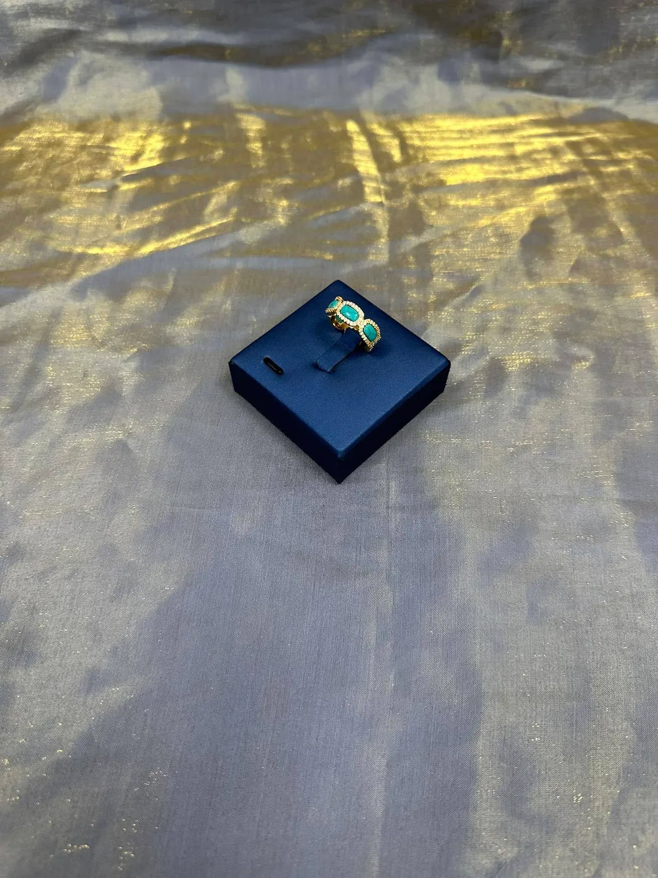 Tiffany & Co. तीन पत्थर टर्क्वॉइस कबोचोन गोल्ड टोन रिंग 9