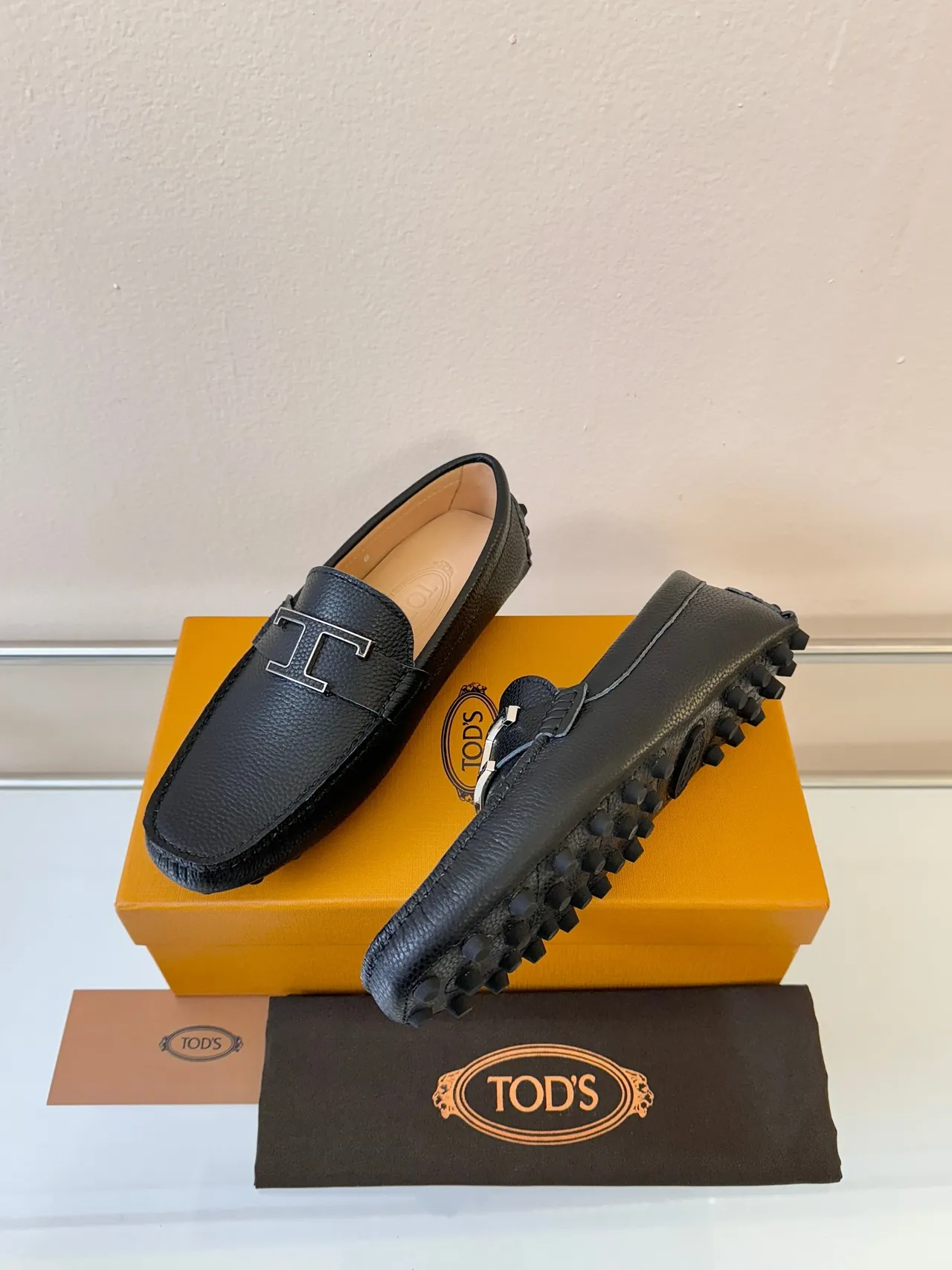 Tod's Gommino لوفر جلد أسود مطعم فلفل مشبك معدني 'T' لوفر 2
