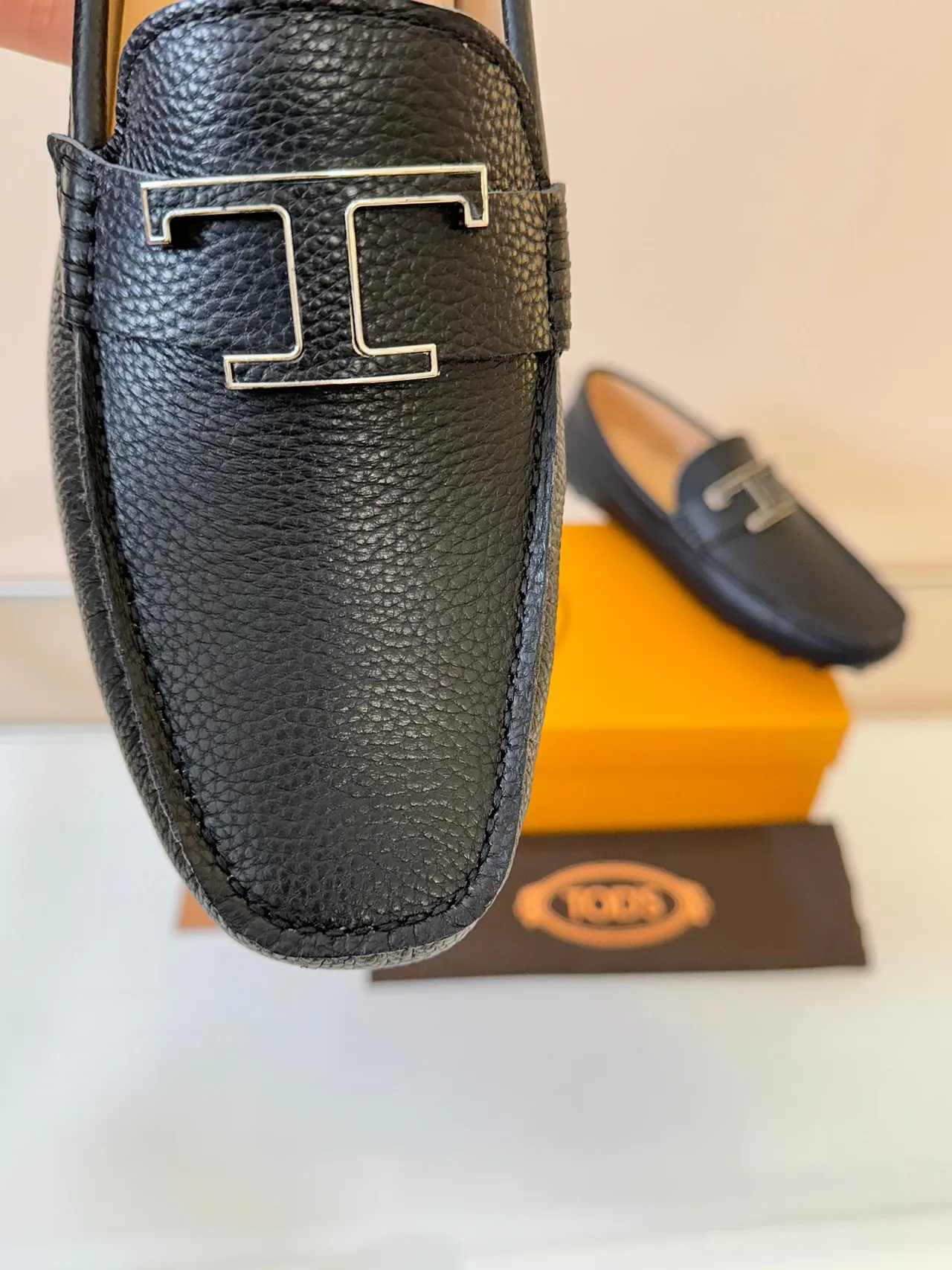 Tod's Gommino لوفر جلد أسود مطعم فلفل مشبك معدني 'T' لوفر 3