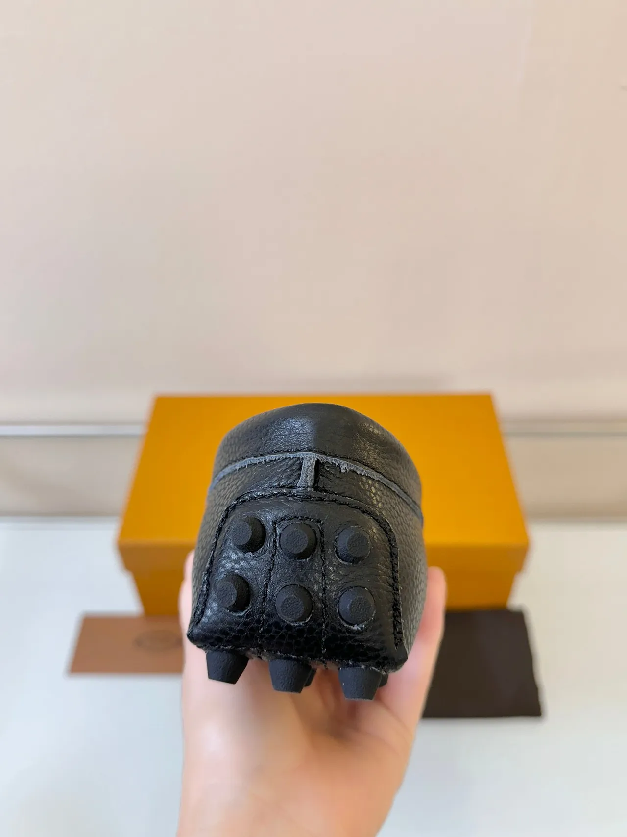 Tod's Gommino لوفر جلد أسود مطعم فلفل مشبك معدني 'T' لوفر 4