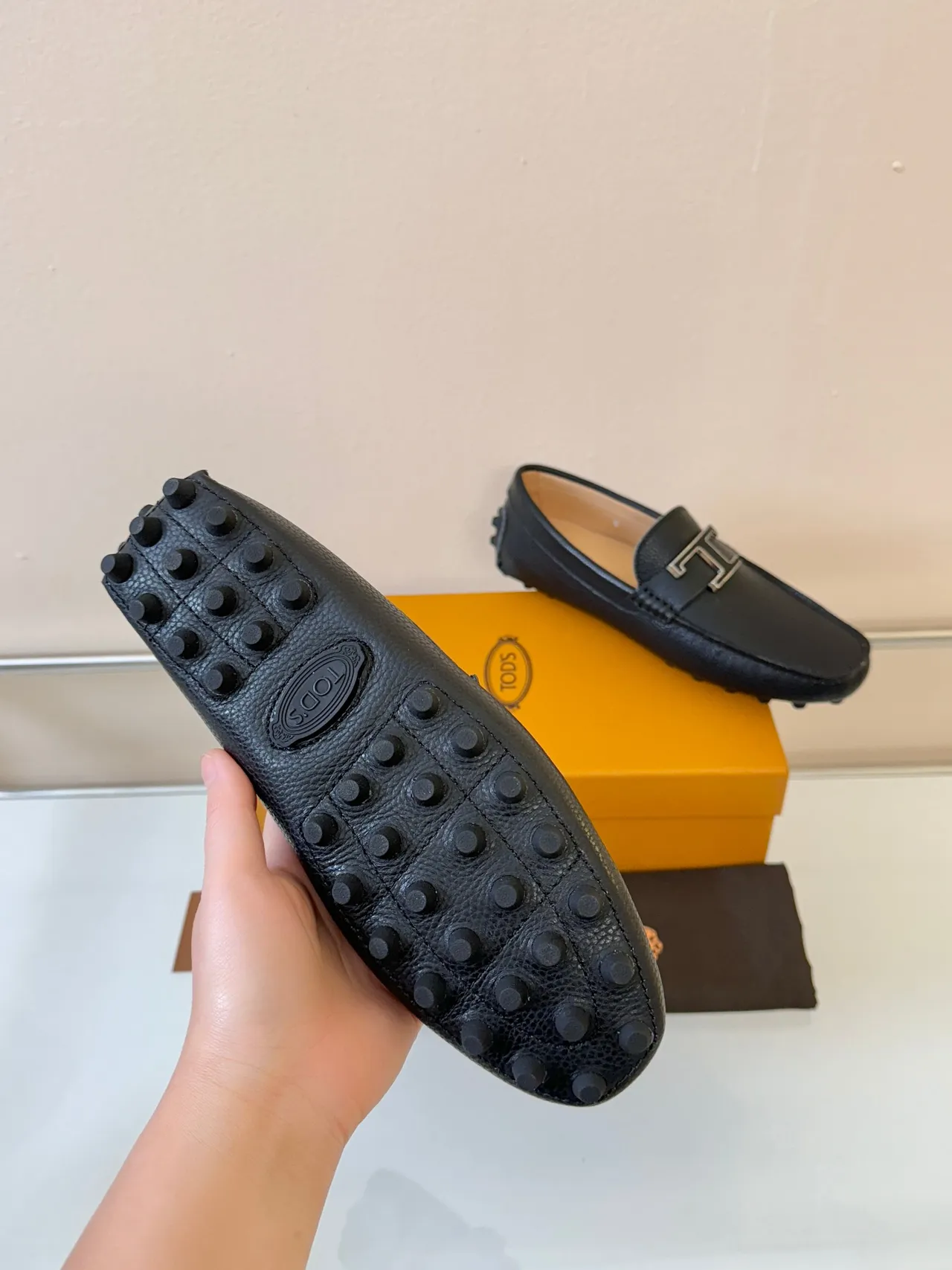 Tod's Gommino لوفر جلد أسود مطعم فلفل مشبك معدني 'T' لوفر 5