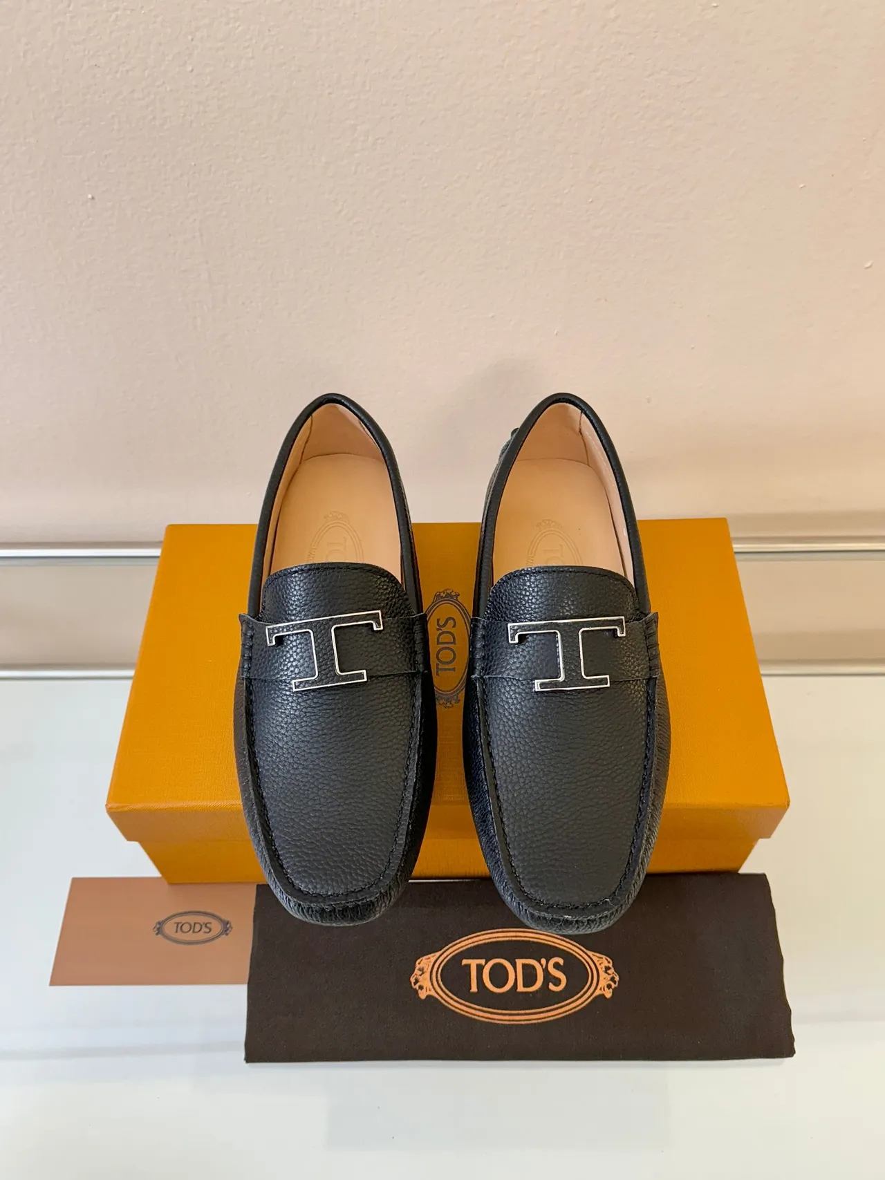 Tod's Gommino لوفر جلد أسود مطعم فلفل مشبك معدني 'T' لوفر 6
