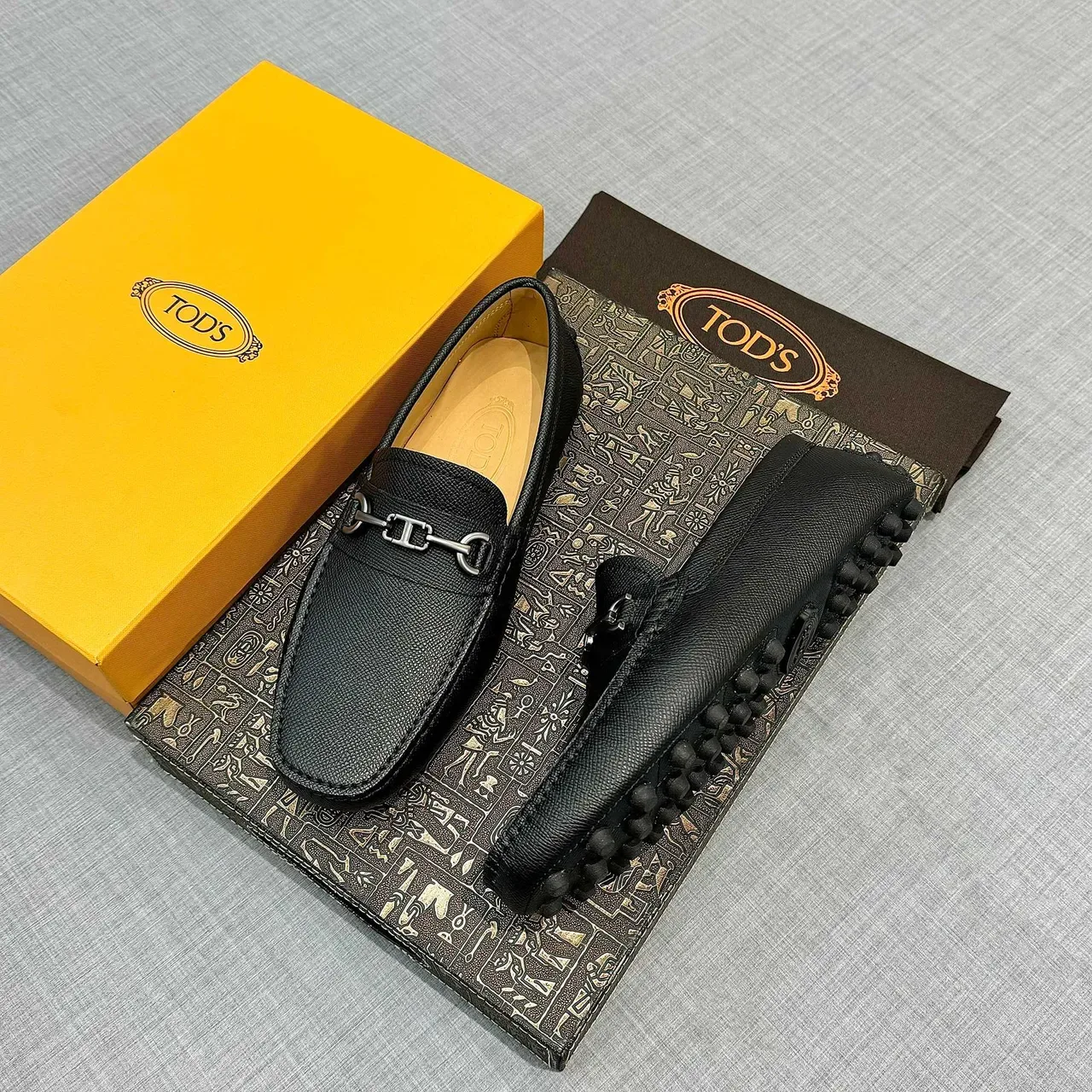 Tod's 黑色压纹皮革男士马衔扣乐福鞋 2
