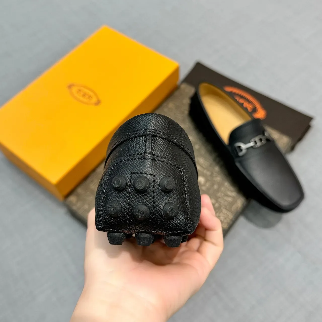 Tod's 黑色压纹皮革男士马衔扣乐福鞋 3