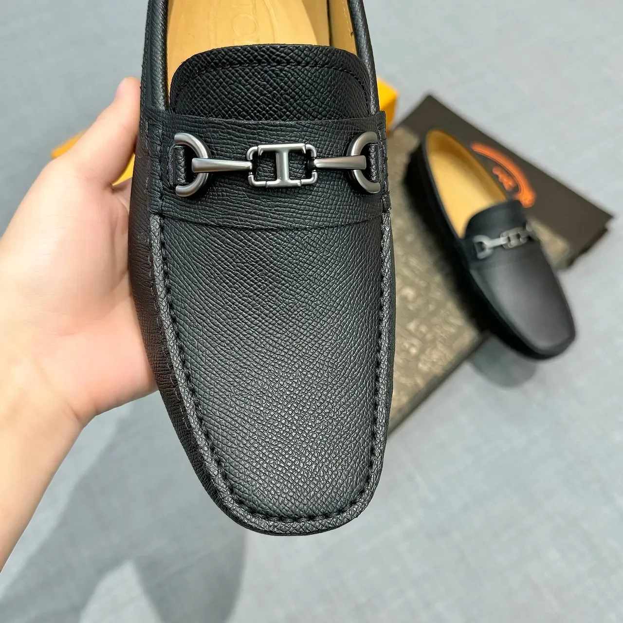 Tod's 黑色压纹皮革男士马衔扣乐福鞋 4