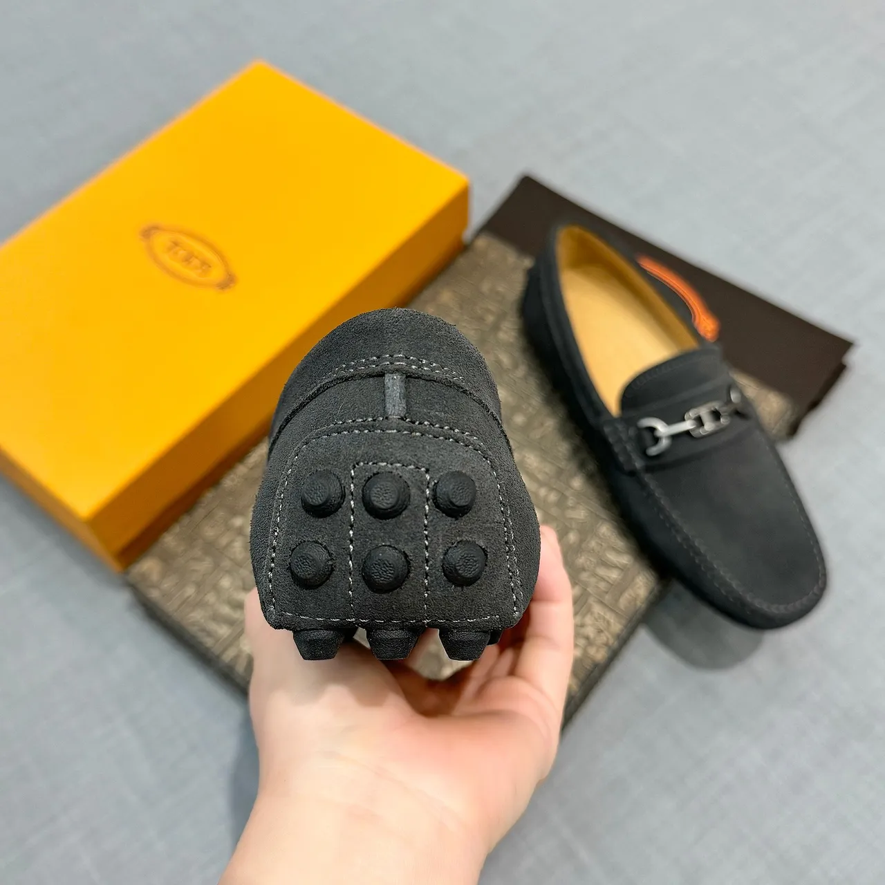 Tod's Horsebit Loafer डार्क ग्रे स्यूड लोफर 3