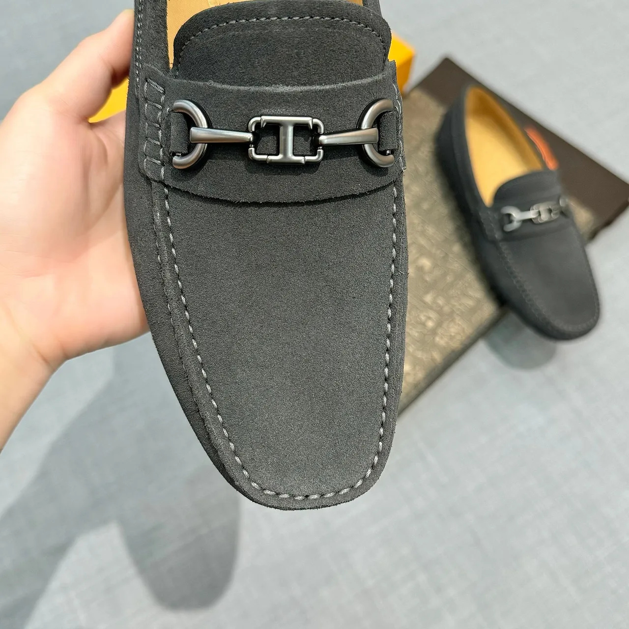 Tod's Horsebit Loafer डार्क ग्रे स्यूड लोफर 4