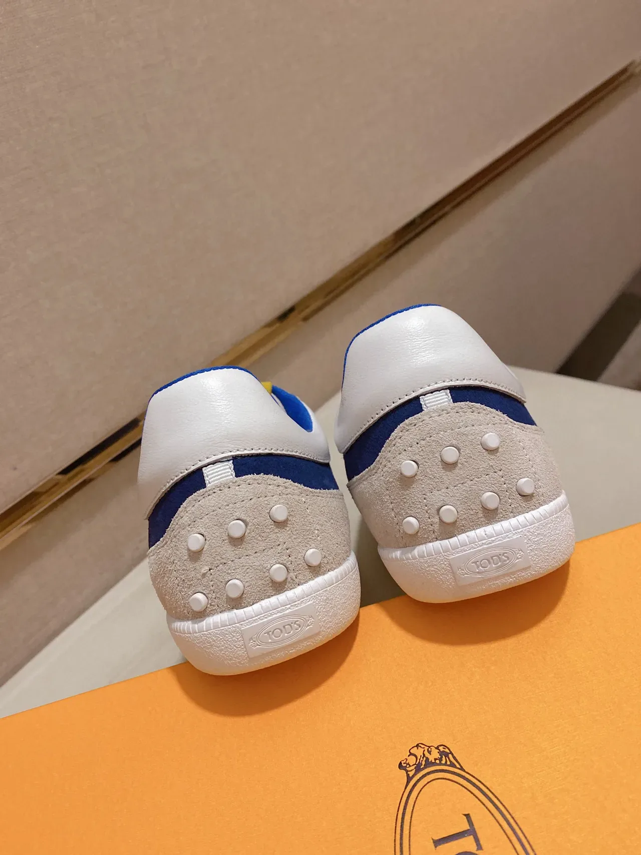 Tod's Navy Beige Ante Superior Cuero Tan Franja Lateral Sneakers Lifestyle 3