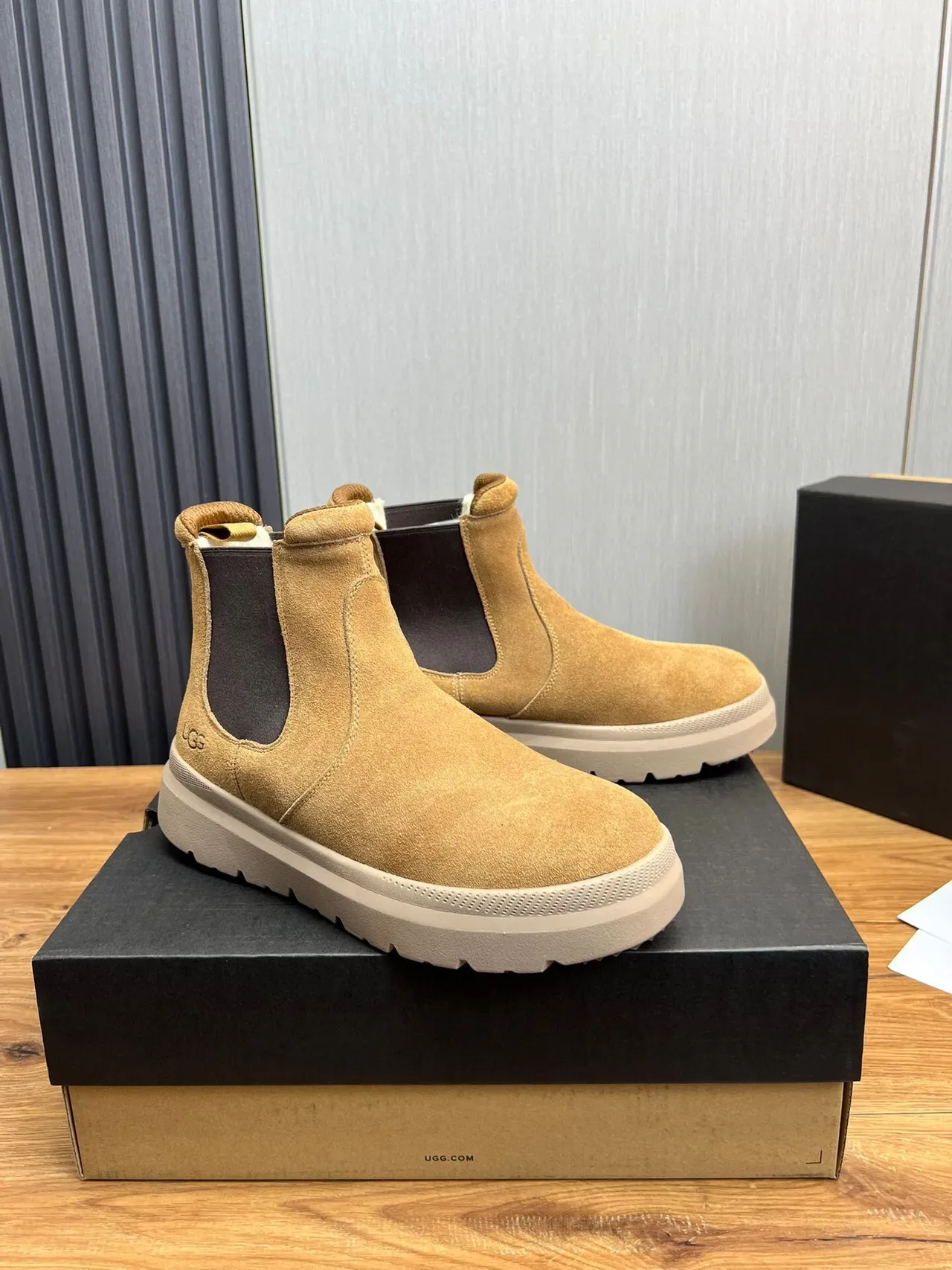 UGG Botas Chelsea Bege Cinza Camurça com Gussets Elásticos Laterais 2