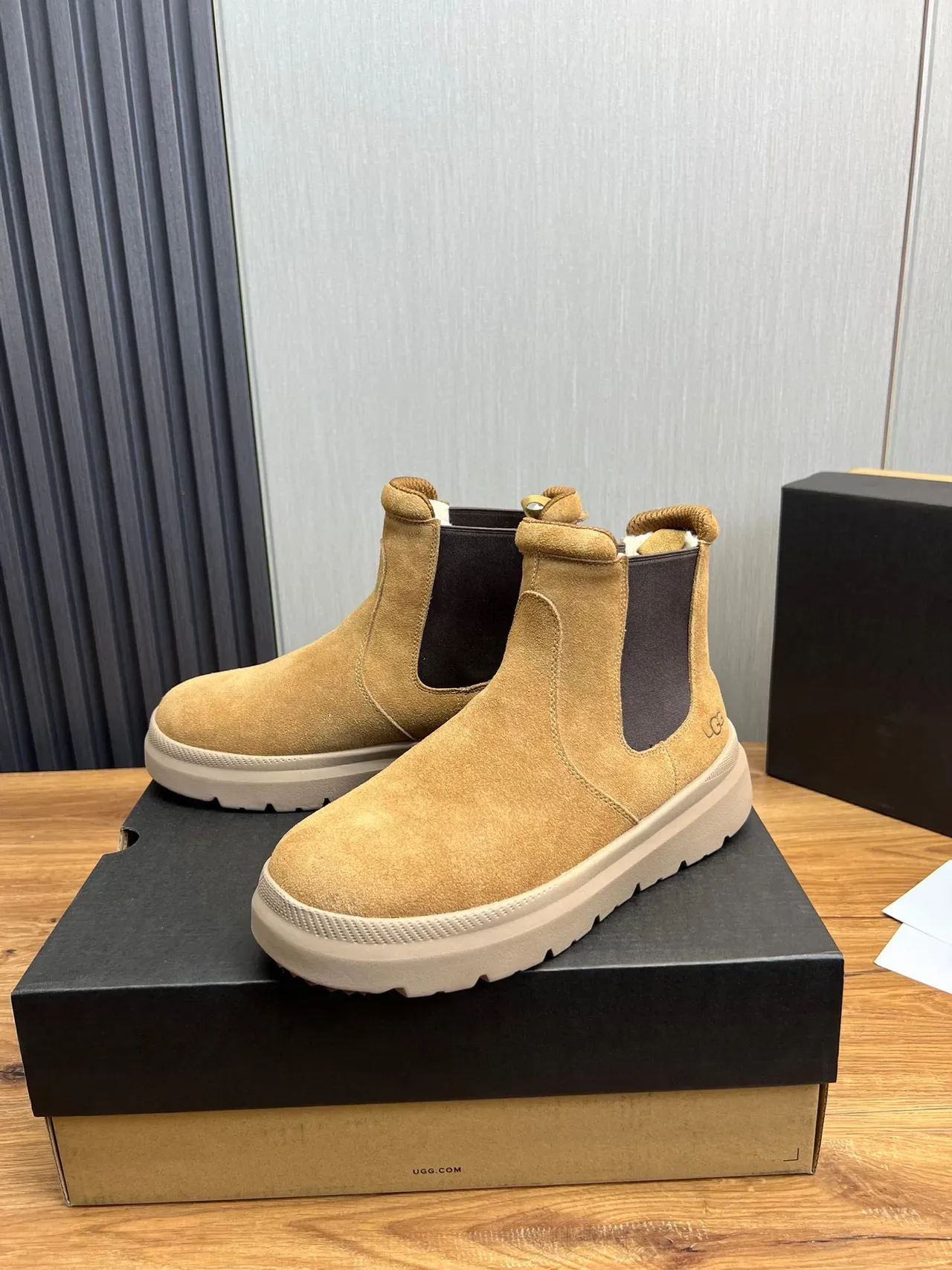 UGG Botas Chelsea Bege Cinza Camurça com Gussets Elásticos Laterais 3