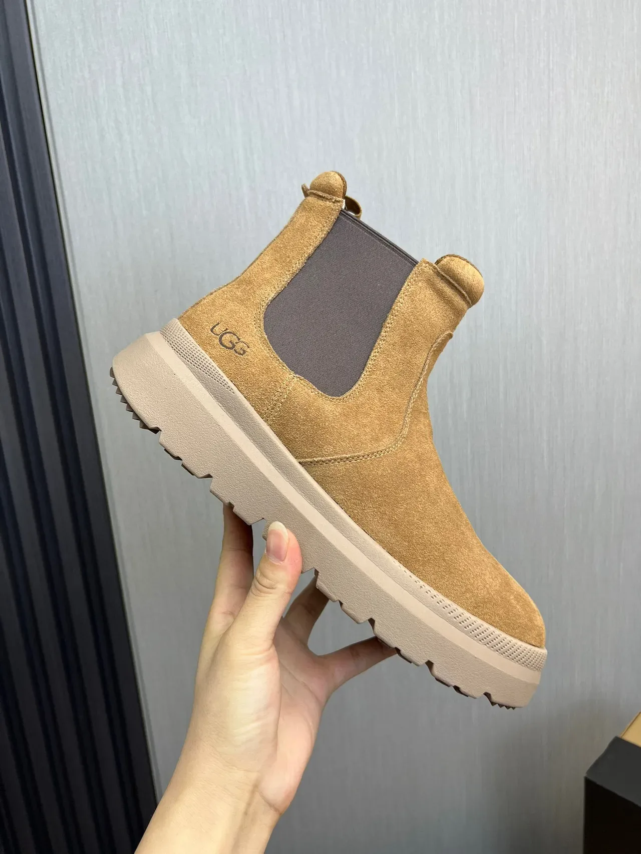 UGG Botas Chelsea Bege Cinza Camurça com Gussets Elásticos Laterais 4