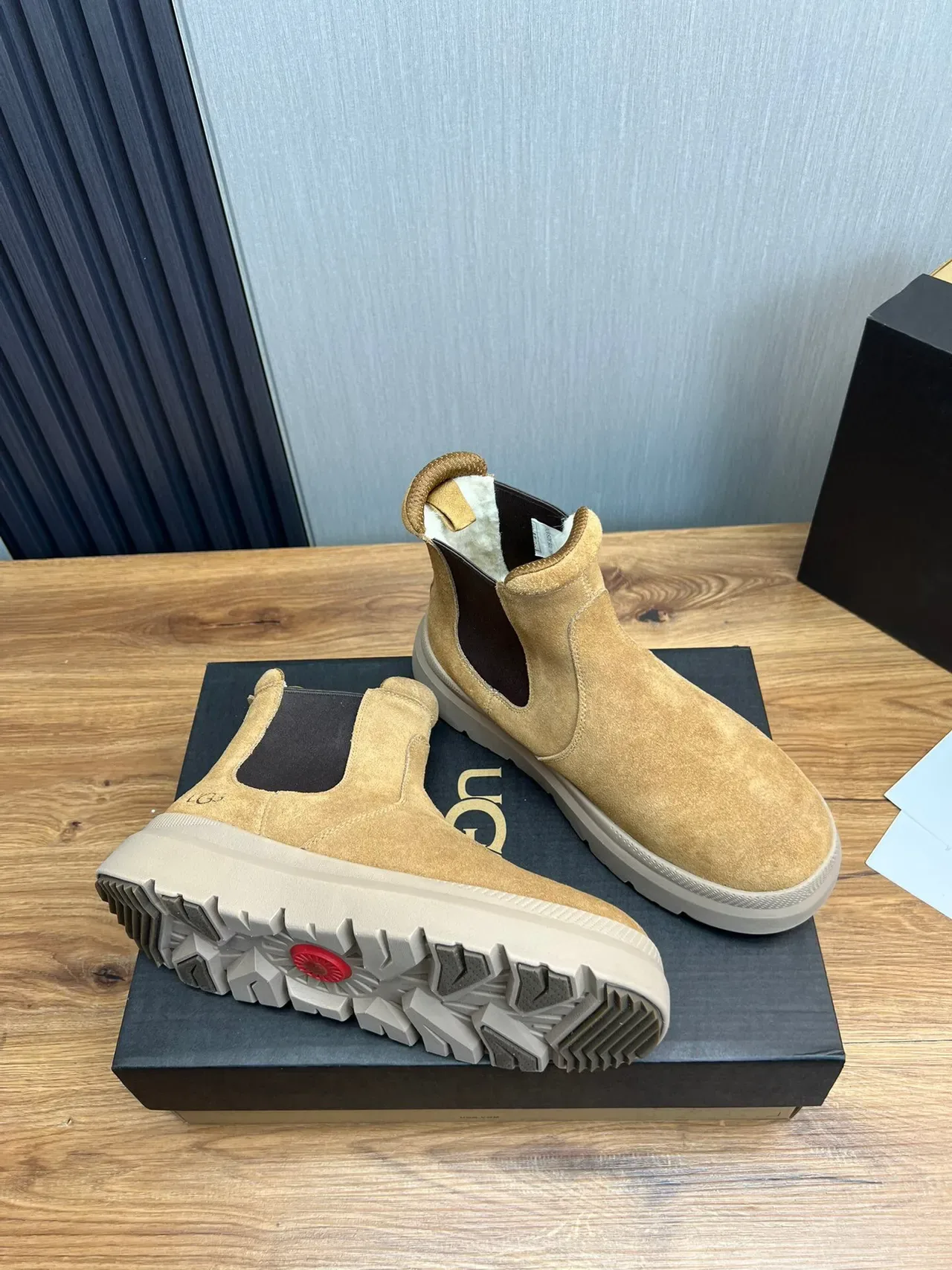 UGG Botas Chelsea Bege Cinza Camurça com Gussets Elásticos Laterais 5